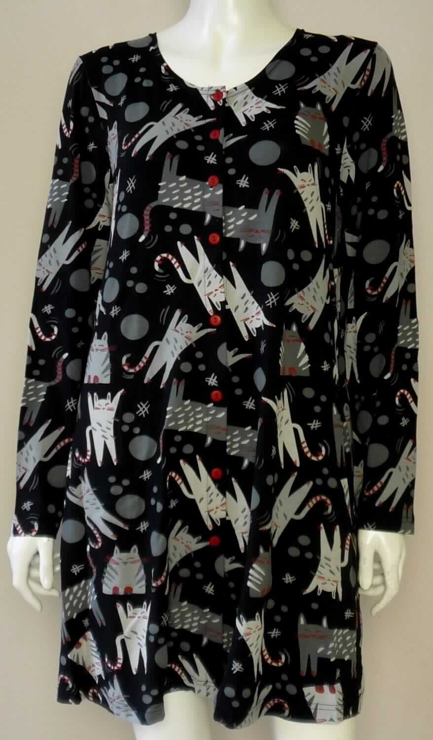 Jacke, sog. Tunika, Art. 71-403, Größe M, Foto siehe Anlage,
- aus ca. 0,5 mm dicken (leichten), bedruckten Gewirken aus laut Antrag 94 % Micromodal (künstliche 
  Chemiefasern) und 6 % Elasthan (synthetische Chemiefasern),
- ungefüttert,
- über den Schritt reichend (Rückenlänge: ca. 85 cm); vorn ca. 20 cm kürzer gearbeitet, kann damit aufgrund
  seiner geringen vorderen Länge nicht ohne ein weiteres, den Unterkörper bedeckendes Kleidungsstück (Rock
  oder Hose) getragen werden, somit kein Kleid,
- mit einem runden Halsausschnitt,
- vorn mit einer durchgehenden Öffnung mit Knopfverschluss von rechts über links (Frauenkleidung), 
- mit langen Ärmeln,
- vorn mit zwei Eingriffstaschen unterhalb der Taille, somit keine Ware der Position 6106,
- in Bahnen gearbeitet; weist somit aufgrund des Schnitts eine gewisse Formfestigkeit auf, daher kein strick- 
  jackenähnliches Kleidungsstück der Position 6110,
- am unteren Rand durch Umschlagen und Festnähen gesäumt.


"Jacke, aus Gewirken, für Frauen, aus künstlichen Chemiefasern"