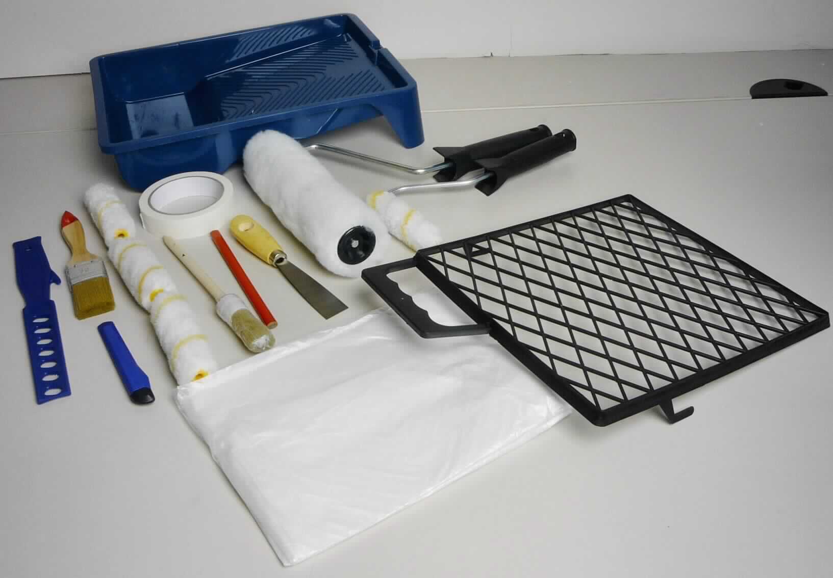 Bei der als "Renovierungsset 17-teilig" (Art. B21626) bezeichneten Ware handelt es sich um eine Warenzusammenstellung in Aufmachung für den Einzelverkauf, bestehend aus
-	zwei verschiedenlangen noch nicht zusammengesetzten Rollern zum Anstreichen,
-	zwei Pinseln in unterschiedlichen Größen,
-	drei Ersatzfarbwalzen,
-	einem Abstreichbrett,
-	einer Farbwanne aus Kunststoff,
-	einem Lackrührstab aus Kunststoff,
-	einem Spachtel,
-	einem Cutter-Messer,
-	einer Rolle Malerkrepp,
-	einem Bleistift und
-	einer Abdeckfolie.

Alle Waren sind gemeinsam in einer mit einem Produktaufkleber versehenen Folie verpackt. 

Die Pinsel und Roller zum Anstreichen (Pos. 9603) sind charakterbestimmend auf Grund der Menge und im Hinblick auf die Verwendung. Innerhalb der Position 9603 bestimmen die Roller den Charakter der Warenzusammenstellung im Hinblick auf die Verwendung und die Größe.

Die Ware wird als Roller zum Anstreichen eingereiht.