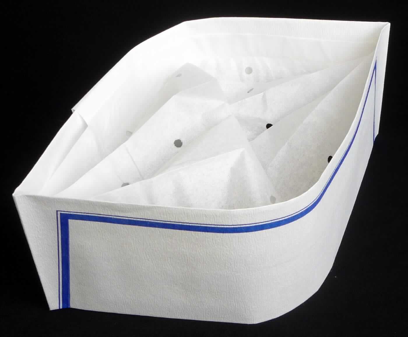 Kopfbedeckung, sog. Schiffchen aus Spezial-Krepp-Papier, Abbildung siehe Anlage, 
- aus Papierzuschnitten (ohne Schirm) zusammengeklebt, 
- flachgefaltet, bedruckt, mit einer Länge von ca. 28 cm und einer Höhe von ca. 8,5 cm, 
- größenverstellbar, 
- oben mit Ausnahme von mehreren Lüftungslöchern geschlossen, 
- wird zu hygienischen Zwecken z.B. in der Lebensmittelbranche getragen.

"Andere Kopfbedeckung (Schiffchenmütze) aus Papier"