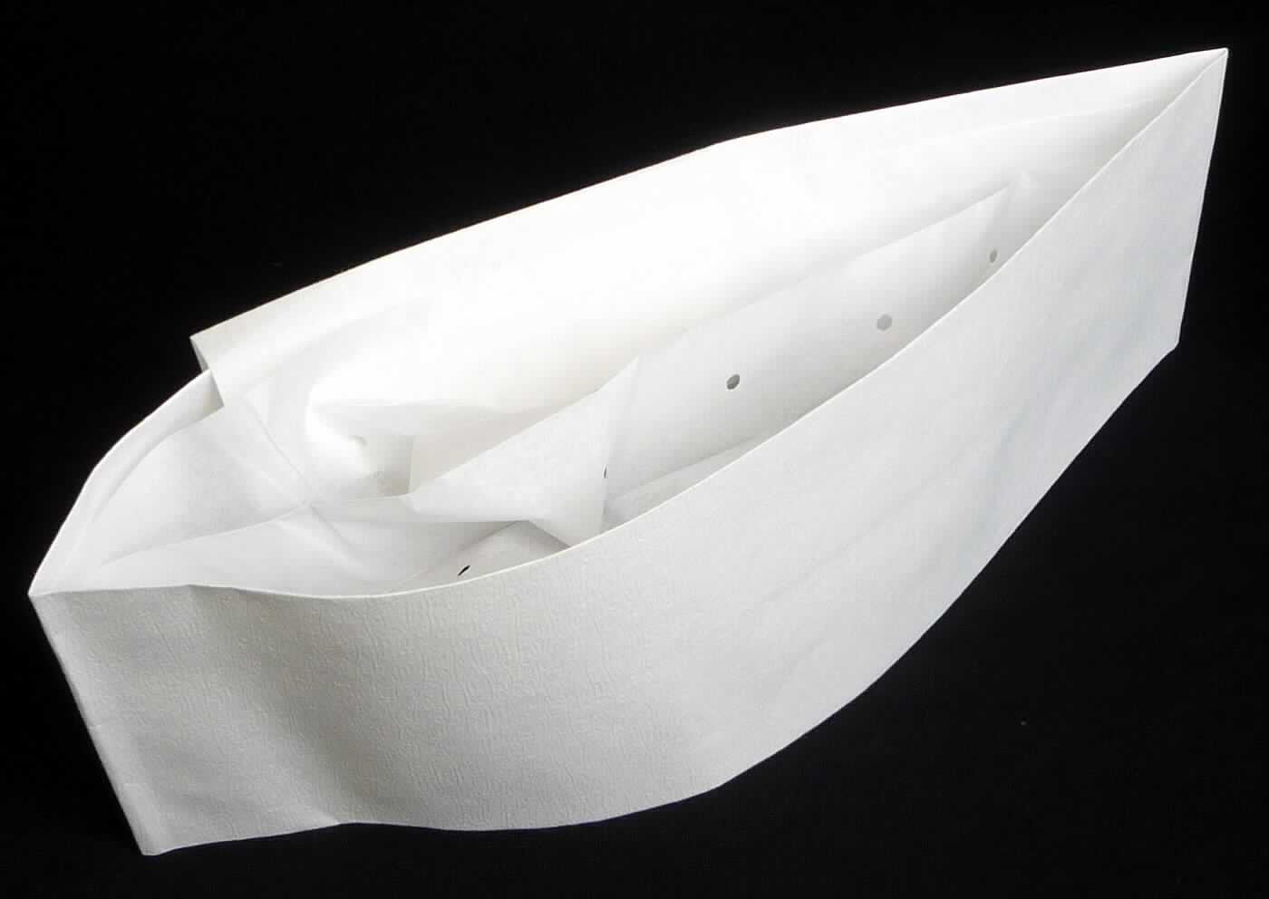 Kopfbedeckung, sog. Schiffchen aus Spezial-Krepp-Papier, Abbildung siehe Anlage, 
- aus Papierzuschnitten (ohne Schirm) zusammengeklebt, 
- flachgefaltet, geprägt, mit einer Länge von ca. 28 cm und einer Höhe von ca. 8,5 cm, 
- größenverstellbar, 
- oben mit Ausnahme von mehreren Lüftungslöchern geschlossen, 
- wird zu hygienischen Zwecken z.B. in der Lebensmittelbranche getragen.

"Andere Kopfbedeckung (Schiffchenmütze), aus Papier"