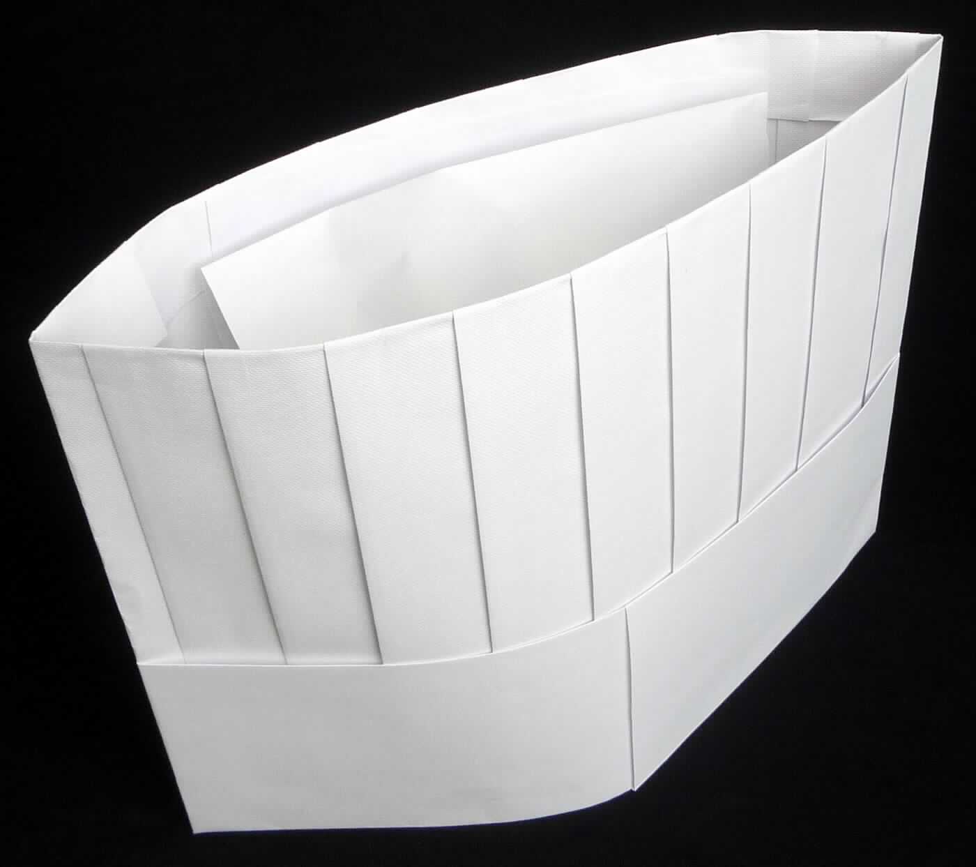 Kopfbedeckung, sog. Kochmütze Le Chef, Abbildung siehe Anlage, 
- aus Papierzuschnitten zusammengeklebt, 
- flachgefaltet, geprägt, mit einer Länge von ca. 28 cm und einer Höhe von ca. 21 cm, 
- mit einem Schweißband aus Vliesstoff, 
- oben teilweise geschlossen, 
- wird zu hygienischen Zwecken z.B. in der Lebensmittelbranche getragen.

"Andere Kopfbedeckung (Kochmütze) aus Papier"