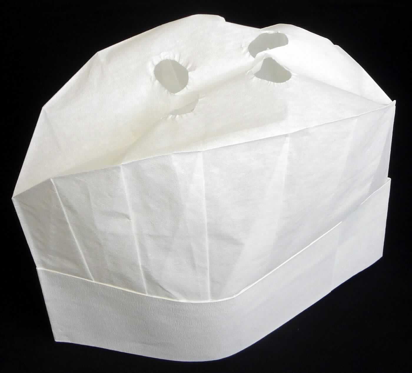 Kopfbedeckung, sog. Kochmütze aus Spezial-Krepp-Papier, Abbildung siehe Anlage, 
- aus Papierzuschnitten zusammengeklebt, 
- flachgefaltet, geprägt, mit einer Länge von ca. 28 cm und einer maximalen Höhe von ca. 22,5 cm,
- der obere Abschluss ist bogenförmig gearbeitet, 
- oben bis auf vier Luftlöcher geschlossen, 
- wird zu hygienischen Zwecken z.B. in der Lebensmittelbranche getragen.

"Andere Kopfbedeckung (Kochmütze) aus Papier"