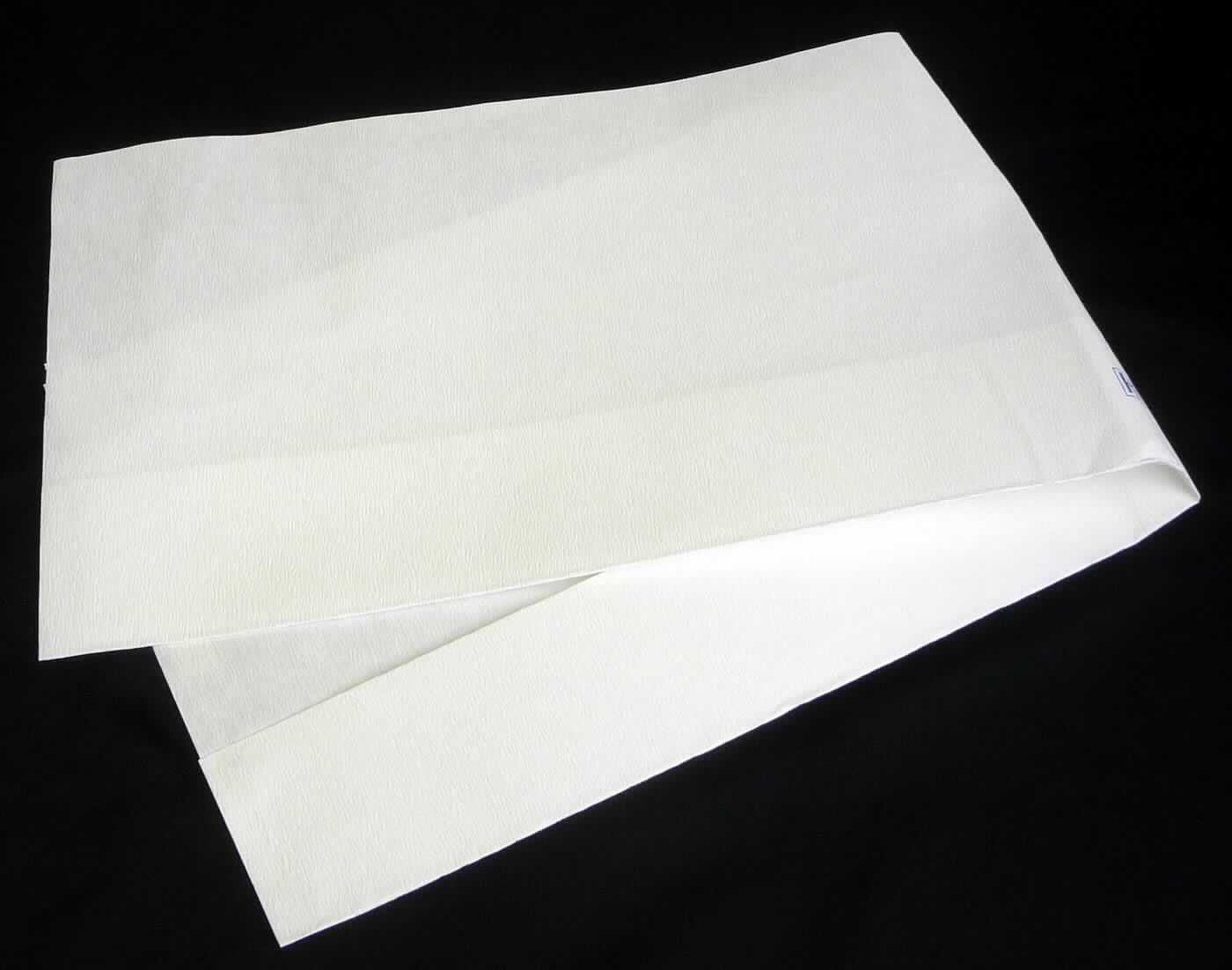 Kopfbedeckung, sog. Kochmütze Variabel-offen, Abbildung siehe Anlage, 
- aus einem Zuschnitt aus Spezial-Krepp-Papier hergestellt, 
- flachgefaltet, geprägt, mit einer Länge von ca. 32 cm und einer maximalen Höhe von ca. 21 cm,
- kann mittels Klebestreifen auf jede beliebige Kopfgröße eingestellt werden,
- oben offen, 
- wird zu hygienischen Zwecken z.B. in der Lebensmittelbranche getragen.

"Andere Kopfbedeckung (Kochmütze) aus Papier"