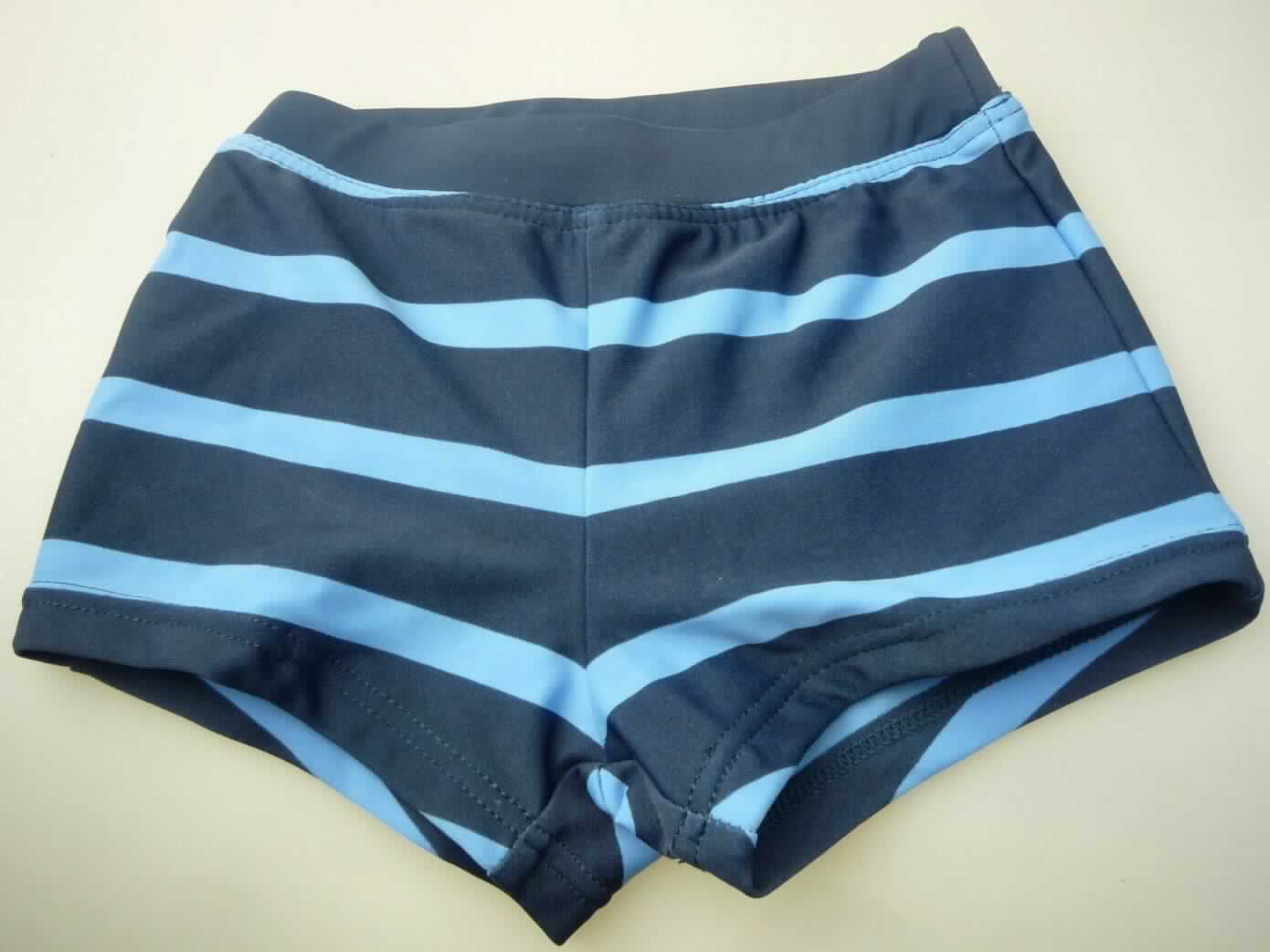 Badehose, Größe 86/92, Foto siehe Anlage,
- aus etwa 0,7 mm dicken, bedruckten Gewirken aus laut Antrag 82% Polyamid und 18% Elasthan 
  (Elastomergarn, beides synthetische Chemiefasern); ohne Kautschukfäden, die Elastizität ergibt sich durch die
  Verwendung von Elastomergarnen,
- in der Taille abschließend, mit einem etwa 2 cm breiten, elastischen Bund,
- ohne Öffnung und ohne Verschluss; ohne Merkmale, die auf den Trägerkreis hinweisen (unisex),
- laut Antrag mit einem Futter in Art einer eingenähten Badewindel,
- mit kurzen, gerade geschnittenen Hosenbeinen,
- an den Beinabschlüssen durch Umschlagen und Festnähen gesäumt,
- das Kleidungsstück lässt nach Schnitt, Material und Ausstattung erkennen, dass es ausschließlich oder 
  hauptsächlich dazu bestimmt ist, als Badekleidung getragen zu werden.

"Badehose, aus Gewirken, für Mädchen, aus synthetischen Chemiefasern, ohne Kautschukfäden"