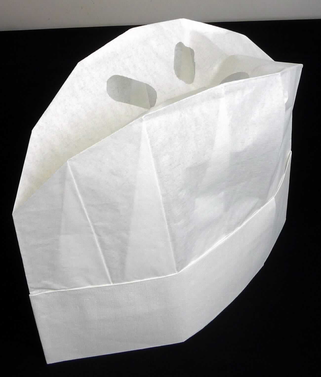 Kopfbedeckung, sog. Kochmütze aus Spezial-Krepp-Papier, Abbildung siehe Anlage, 
- aus Papierzuschnitten zusammengeklebt, 
- flachgefaltet, geprägt, mit einer Länge von ca. 28 cm und einer maximalen Höhe von ca. 23 cm,
- der obere Abschluss ist bogenförmig gearbeitet, 
- oben bis auf vier Luftlöcher geschlossen, 
- wird zu hygienischen Zwecken z.B. in der Lebensmittelbranche getragen.

"Andere Kopfbedeckung (Kochmütze), aus Papier"
