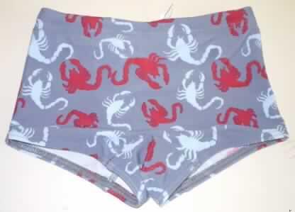 Badehose für Knaben, sog. Badeshorts Skorpion, Art. 598-532, Größe 92/98, siehe Foto,
- aus 0,7 mm dicken, bedruckten Gewirken aus lt. Antrag 80 % Polyamid und 20 % Elastan 
  (Elastomergarn; beides synthetische Chemiefasern),
- ohne Kautschukfäden, 
- bis zur Taille reichend, mit einem elastischen Bund und einem Kordelzug,
- im vorderen Bereich mit einem Gewirke unterlegt (Hygieneeinlage); aufgrund der Ausstat- 
  tung erkennbar Knabenkleidung,
- an den Beinabschlüssen gesäumt,
- das Kleidungsstück lässt nach Schnitt, Material und Ausstattung erkennen, dass es aus- 
  schließlich oder hauptsächlich dazu bestimmt ist, als Badekleidung getragen zu werden.