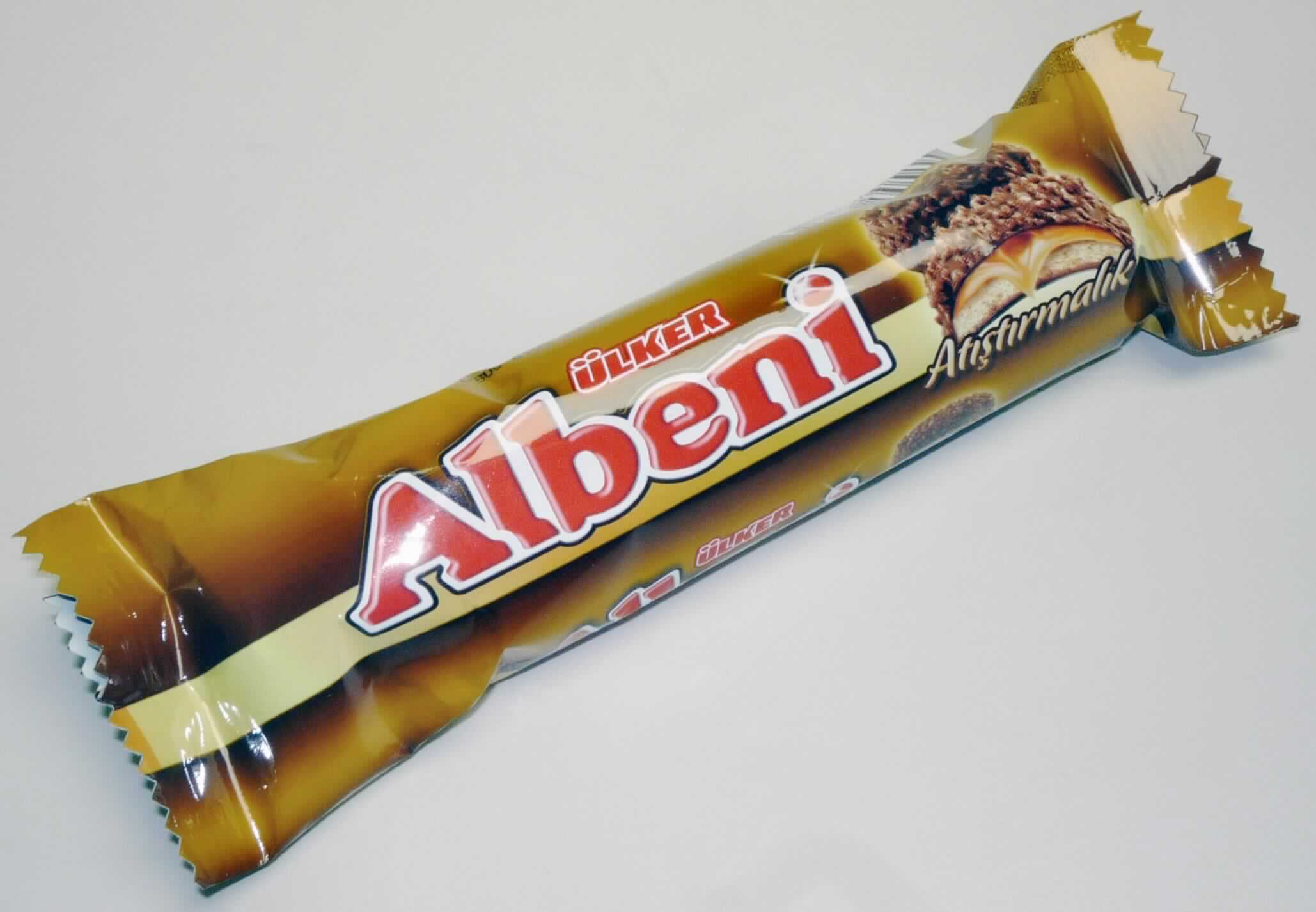 Kekse mit Schokoladenüberzug

Antragsangaben:
361-3 Ülker Albeni Kekse mit Schokoladenüberzug und Karamell
Daten laut beiliegender Rezeptur:
Milchfett: 2,20 %
Milchprotein: 2,80 %
Stärke/Glucose: 8,70 %
Zucker: 30,10 %

Beschaffenheit des vorgelegten Warenmusters:
Bunt bedruckter Schlauchfolienbeutel; der Aufdruck enthält Angaben zum Erzeugnis (Biscuit and Milk Chocolate 
Coated Bar with Caramel and Biscuit; 72 g) und zu den Zutaten (siehe Feld 8); darin vollständig mit 
Milchschokolade umhüllte, hellbraune, mit einer dünnen Karamellmasse bedeckte Kekse (Durchmesser 
ca. 3 cm; Höhe ca. 1,5 cm); Geschmack süß, nach Mürbegebäck, Schokolade und Karamell.  

Wassergehalt (Keks): 12 GHT oder weniger (103°C; Seesand)
Fettgehalt (Keks)*: 35 GHT oder weniger
Milchfett**: 1,5 bis weniger als 3 GHT
Milchprotein***: 2,5 GHT bis weniger als 6 GHT
Stärke/Glucose****: 5 bis weniger als 25 GHT
Saccharose/Invertzucker/Isoglucose**: 30 bis weniger als 50 GHT

*: abgeleitet aus den Analysendaten
**: festgestellt gemäß VO (EG) 900/2008
***: nach den Antragsangaben
****: festgestellt gemäß VO (EG) 900/2008, VO (EU) 118/2010

Backware, gesüßter Keks, ganz mit Schokolade überzogen, in unmittelbarer Umschließung mit einem Gewicht 
des Inhalts von 85 g oder weniger