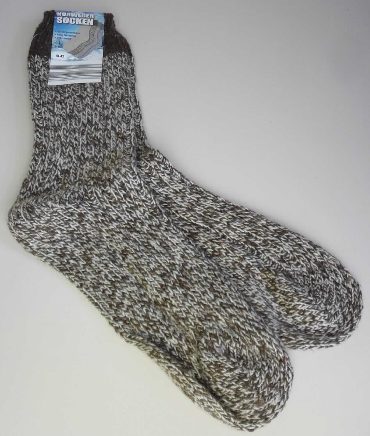 Socken, sog. Norwegersocken, Art. Nr. 287905, Größe 41 - 42, Foto siehe Anlage,
- als Paar an einer bedruckten Pappkarte befestigt,
- aus bis zu ca. 2,5 mm dicken, buntgewirkten, unterschiedlich strukturierten Gewirken aus laut Antrag 50 % Wolle,
  20 % Polyacryl, 20 % Polyester (beides synthetische Chemiefasern) und 10 % Viskose (künstliche Chemiefasern),
- schlauchförmig gewirkt und an den Fußspitzen durch Zusammennähen konfektioniert; mit ausgearbeiteter Ferse,
- am oberen Rand abgepasst gestrickt,
- die Knöchel bedeckend, nicht über die Waden reichend.

"Socken aus Gewirken, aus synthetischen Chemiefasern"