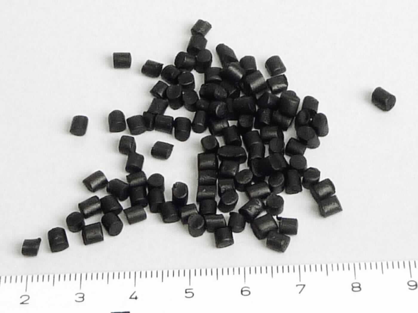 Angaben: 
Nigrosine Schwarz Konzentrat in Granulatform; Farbkonzentrat.

Warenbeschaffenheit:
Schwarzes Kunststoffgranulat (Größe: 2-4 mm).

Befund: 
Zubereitung auf der Grundlage eines synthetischen organischen Farbmittels (Solvent-Farbstoff).