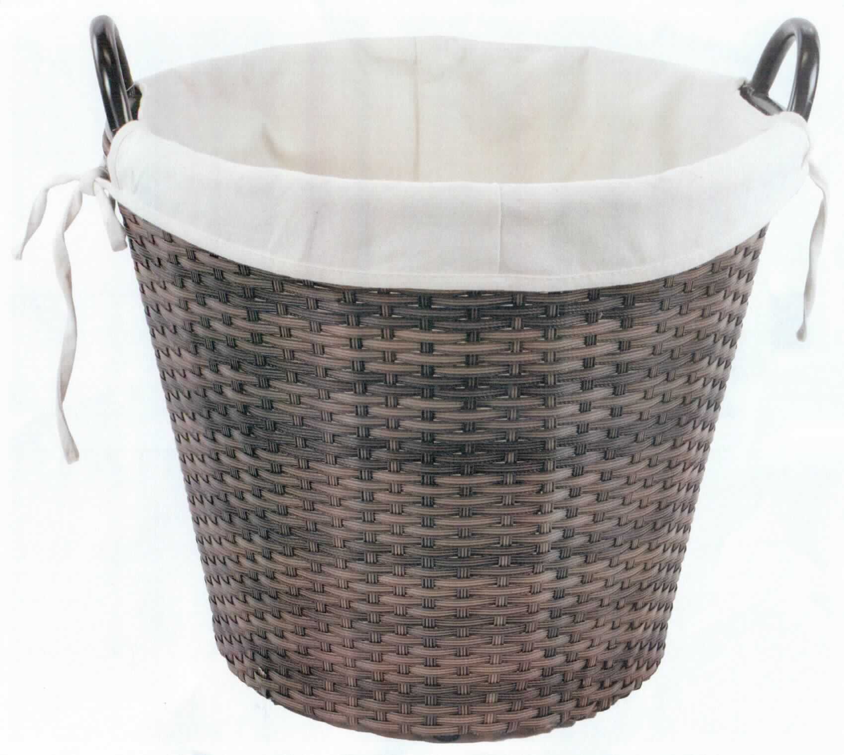 Nach den Angaben der Antragstellerin handelt es sich um einen sogenannten Kaminholzkorb (Durchmesser von 50 cm, Höhe von 40 cm) mit runder Grundfläche, der nach unten hin leicht verjüngend gearbeitet ist. Die Ware ist unmittelbar aus ca. 8 mm breiten, braunen, geprägten Kunststoffstreifen (Flechtstoff im Sinne von Anmerkung 1 zu Kapitel 46) hergestellt, die in Flächenform miteinander verflochten sind und die Außenseite der Ware bilden. Der Korb ist mit einem Drahtgestell mit runden Bügelgriffen aus unedlem Metall verstärkt und mit einem Einsatz aus weißem Spinnstoffgewebe versehen, welches über den Korbrand gezogen und mittels Bindebändern fixiert ist. 

Insbesondere im Hinblick auf den Umfang und die Bedeutung für die Zierwirkung bestimmen die Flechtstoffe den Charakter der Ware.

Zolltarifrechtlich handelt es sich um eine "Ware, unmittelbar aus Flechtstoffen hergestellt, nicht aus pflanzlichen Stoffen".