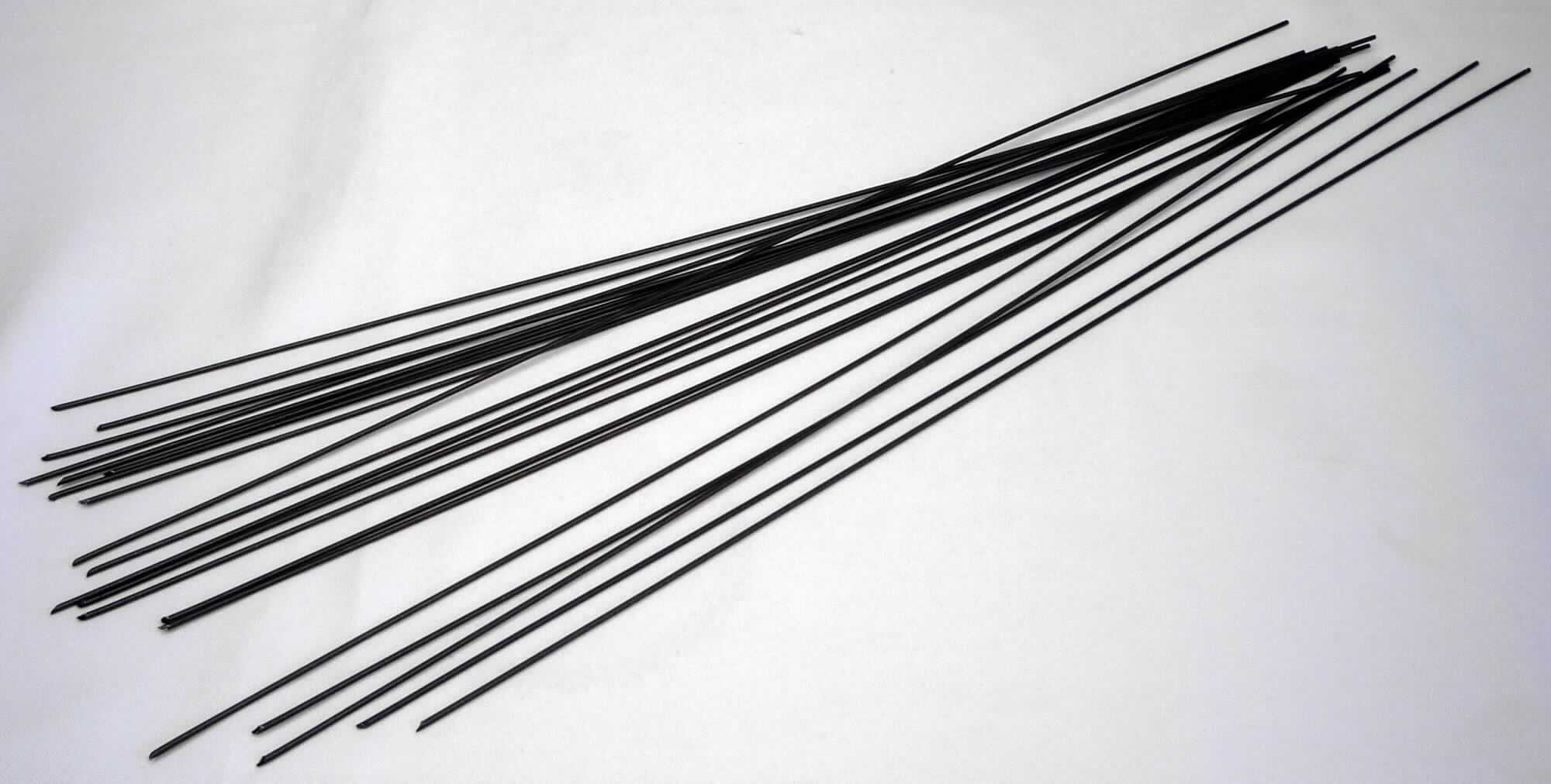 Stabstahl

Bei der als Steckdraht bezeichneten Ware handelt es sich um gerade, stabförmige metallische Abschnitte mit einer Länge von ca. 350 mm und mit rundem Querschnitt (Durchmesser ca. 1 mm). Andere Abmessungen sind möglich. Das Material ist ein nicht legierter Stahl, mit einem Kohlenstoffgehalt von 0,06 - 0,08 %, nach dem Kaltziehen blaugeglüht. Das Material liegt nicht in Rollen vor. Mehrere Stäbe sind in einer Kunststoffverpackung für den Einzelverkauf als Steckdraht aufgemacht.

Die Ware ist als anderer Stabstahl aus nichtlegiertem Stahl, nur kalthergestellt oder nur kaltfertiggestellt, mit einem Kohlenstoffgehalt von weniger als 0,25 GHT, mit anderem als rechteckigem (nicht quadratischem) Querschnitt, in den TARIC-Code 7215 5019 00 einzureihen.