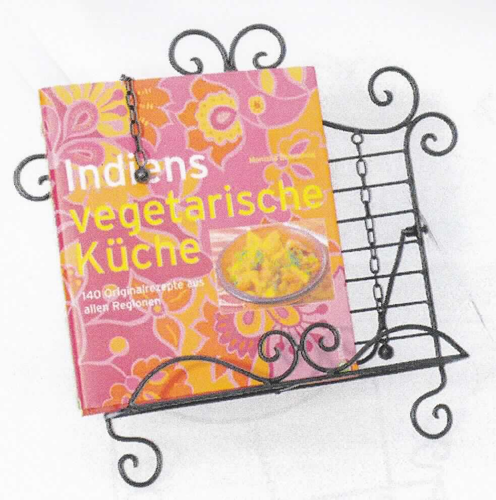 Es handelt sich um einen durch Abbildung veranschaulichten Buchhalter aus schwarz lackiertem Stahldraht. 
Das aufklappbare Erzeugnis (Größe lt. Antragsangaben ca. 340 x 390 x 170 mm) besteht im Wesentlichen aus einer Ablage für einen Buchrücken o.ä. mit entsprechender Auflage für die Buchunterseite und einem beweglich befestigten, u-förmigen Standfuß. Die Ablage ist aus verschweißten Drahtstücken gefertigt, deren Enden ornamentartig gebogen wurden. Im oberen Bereich der Ablage sind zwei Ketten aus Stahldraht mit einer kleinen Kugel am Ende befestigt. Die Ketten dienen zur Fixierung eines aufgeklappten Buches (nicht Gegenstand der vZTA).

Derartige Erzeugnisse gehören als "Manuskriptständer aus unedlen Metallen" zur Codenummer 8304 0000 00 0 des Zolltarifs.