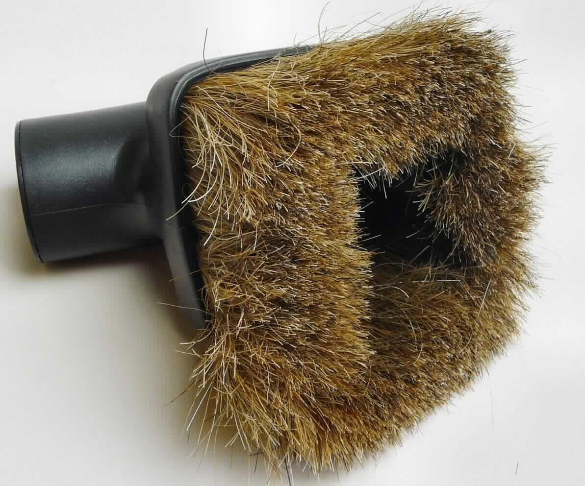 Es handelt sich bei dem sog. "Naturhaar - Staubpinsel" um einen Bürstenaufsatz für einen elektrischen Staubsauger, bestehend aus einer trapezförmigen Fassung aus schwarzem Kunststoff mit ca. 4,5 cm herausstehendem Einzugsmaterial aus Pferdehaar, einer trapezförmgen Öffnung in der Mitte zum Aufsaugen des abgebürsteten Staubes sowie einem Rohrstück zum Befestigen am Staubsaugerrohr.

Die Ware ist als "Bürste, Teil von Maschinen, Apparaten" einzureihen.