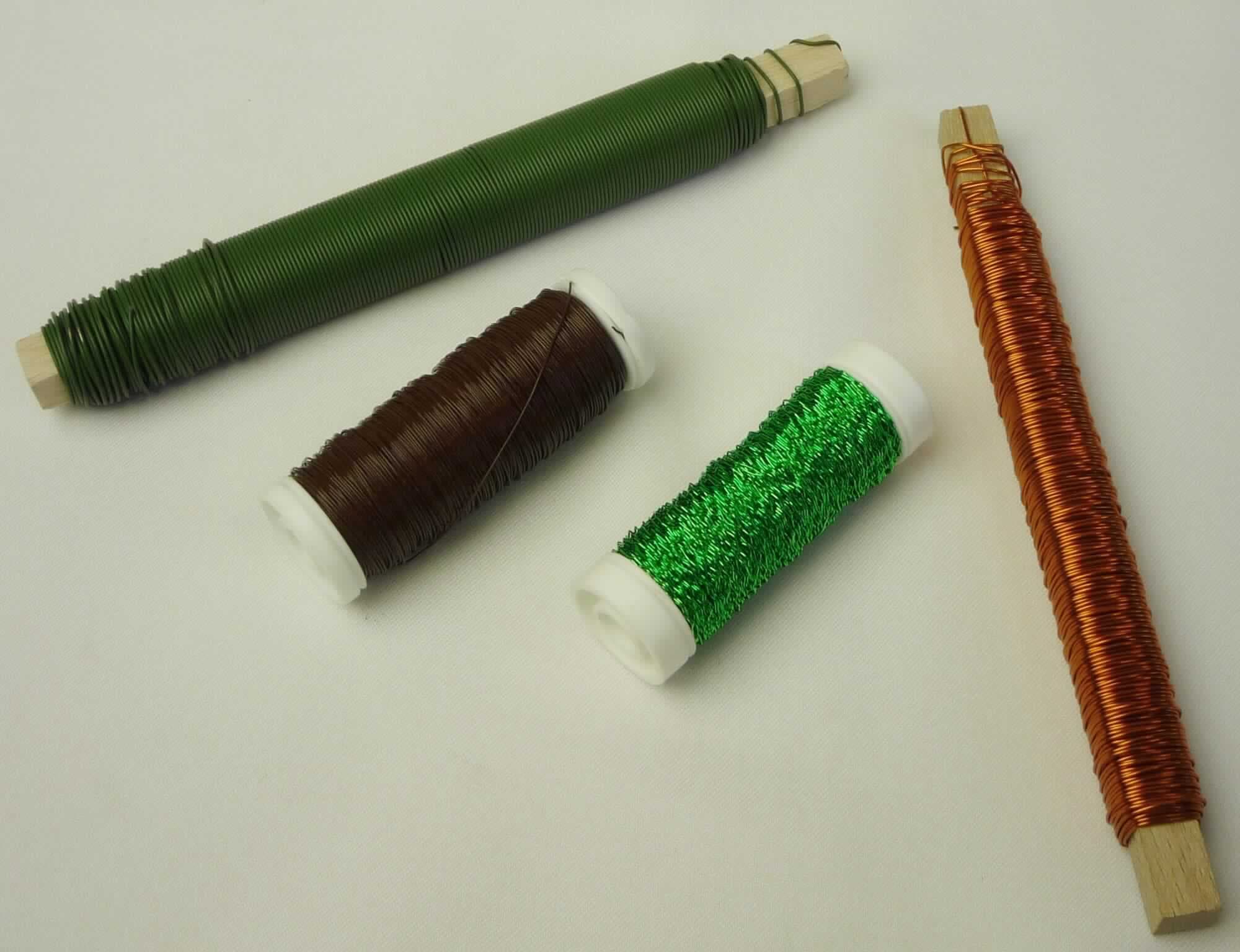 Draht aus Stahl

Bei den Waren handelt es sich um farbig lackierte metallische Erzeugnisse (Draht), aufgewickelt auf einer Kunststoff- oder Holzspule. Der Draht besteht nach den Angaben aus nicht legiertem Stahl mit einem Kohlenstoffgehalt von weniger als 0,25 GHT. Die Drähte liegen in verschiedenen Längen, Durchmessern und Aufmachungen (Bouilloneffektdraht, Dekolackdraht, Myrtendraht, Wickeldraht) vor.

Die Waren sind nach ihrer Beschaffenheit als anderer Draht aus nicht legiertem Stahl, mit einem Kohlenstoffgehalt von weniger als 0,25 GHT, in den TARIC-Code 7217 9020 00 einzureihen.