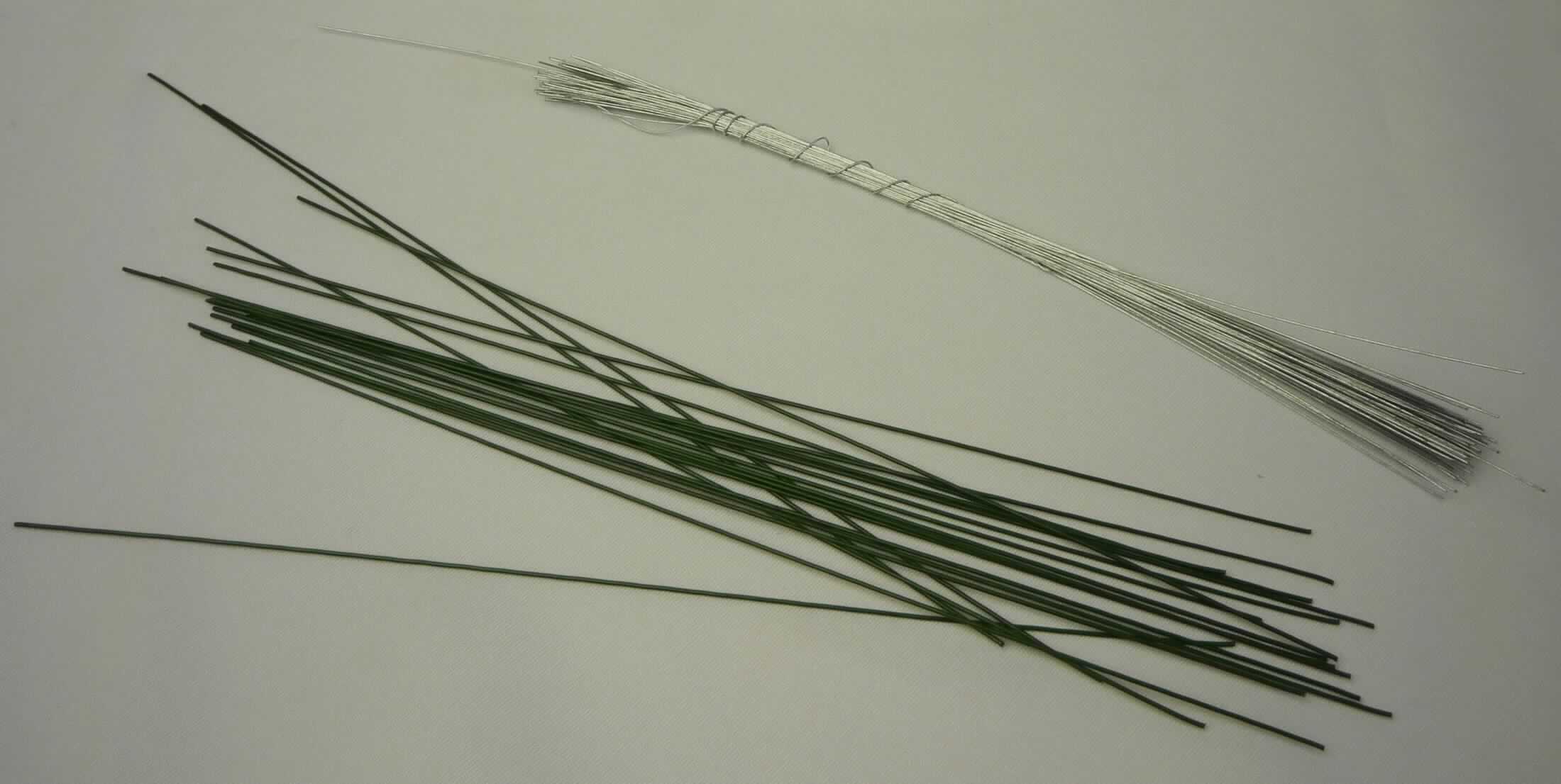 Stabstahl

Bei der als Steckdraht bezeichneten Ware handelt es sich um gerade, stabförmige metallische Abschnitte mit einer Länge von ca. 200 mm und mit rundem Querschnitt (Durchmesser ca. 0,8 mm). Andere Abmessungen sind möglich. Das Material ist ein nicht legierter Stahl, mit einem Kohlenstoffgehalt von 0,06 - 0,08 %. Der Stahl ist entweder mit einem Zinküberzug oder einer grünen Lackierung versehen. Das Material liegt nicht in Rollen vor. Mehrere Stäbe sind in einer Kunststoffverpackung für den Einzelverkauf als Steckdraht aufgemacht.

Die Ware ist als anderer Stabstahl aus nichtlegiertem Stahl, mehr als nur kalthergestellt oder nur kaltfertiggestellt, anderer, in den TARIC-Code 7215 9000 90 einzureihen.