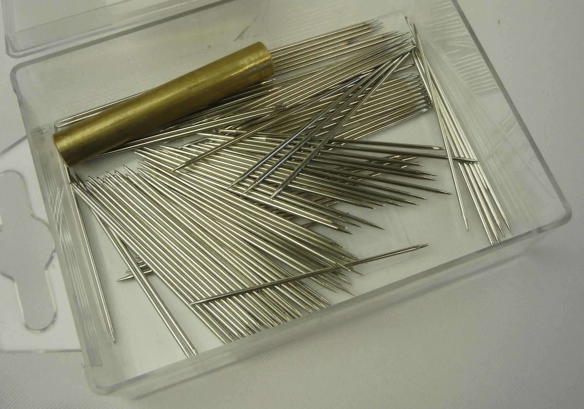 Es handelt sich um Warenzusammenstellungen in Aufmachung für den Einzelverkauf, bestehend aus 

- 100 Stück ca. 5 cm langen, beidseitig angespitzen Nadeln aus Eisen oder Stahl
  (sog. Kerzenbefestigungsstifte)

- einem ca. 4,8 cm langen, zylindrischen Erzeugnis aus unedlem Metall, auf einer Seite mit einer
  Öffnung versehen, zum Einschlagen der Stifte (sog. Treiber)

Die Erzeugnisse dienen zum Befestigen von Kerzen auf Kränzen und Gestecken und sind gemeinsam in einer Kunststoffbox verpackt.
Die Kerzenbefestigungsstifte bestimmen den Charakter der Warenzusammenstellung insbesondere hinsichtlich der Menge und des Gewichts.
-Antragstellerangaben-

Abbildung siehe Anlage.

Derartige Erzeugnisse gehören als "den Stecknadeln ähnliche Nadeln aus Eisen oder Stahl, anderweit weder genannt noch inbegriffen" zum TARIC-Code 7319 4000 00.