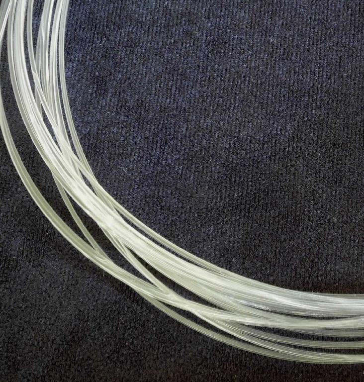 Polymere optische Faser (POF) mit einem PMMA-Kern und einem Mantel aus fluoriertem Polymer. Die Faser hat einen Durchmesser von 1 mm und eine Länge von 1500 m. Der Lichtleiter ist auf eine Spule aufgewickelt und von der zum Herstellen von Polymerfaserkabeln verwendeten Art. Sie dient unter anderem zu Beleuchtungs- bzw. Datenübertragungszwecken in der Automations- und Automobilindustrie.

Die Ware wird als "polymere optische Faser, mit einem Kern aus Polymethylacrylat, einem Mantel aus Fluorpolymeren, einem Durchmesser von nicht mehr als 3,0 mm und einer Länge von mehr als 150 m von der zum Herstellen von Polymerfaserkabeln verwendeten Art, keine Ware der Unterpositionen (TARIC) 9001 1010 00 bis 9001 1090 10" eingereiht.
