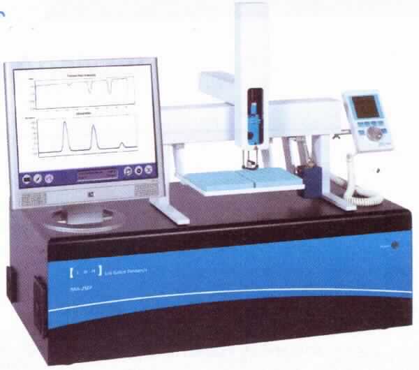 Messgerät, im Wesentlichen bestehend aus einem Gehäuse (Abmessungen in cm: ca. 28 x 97 x 56), das eine "Cavity Enhanced Absorption"-Technologie enthält. In der sog. Cavity wird ein Laserstrahl durch zwei aufeinander gerichtete Spiegel ständig reflektiert. Aufgrund der immer länger werdenden Wegstrecke, nimmt die Intensität des Laserstrahls proportional ab. Durch eine absorbierende Probe nimmt die Intensität des Laserstrahls schneller ab. Aus der Intensitätsdifferenz kann das Konzentrationsverhältnis berechnet werden. Diese hochauflösende Absorptionsspektroskopie dient der Ermittlung des Isotopen-Verhältnisses von Deuterium zu Wasserstoff bzw. 16O zu 17O/18O in wässrigen Proben.

Die Ware wird als "Spektrometer, das optische Strahlen verwendet" eingereiht.