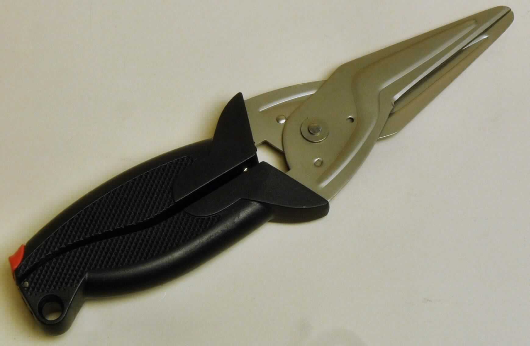 Sog. Universalschere/Allzweckschere

- mit einer Hand zu betätigende Schere mit zwei geraden Klingen (eine Klinge gezahnt) 
  aus Stahl (arbeitender Teil) mit einer Titaniumbeschichtung 

- mit einer Feder und einer Arretierung ausgestattet

- mit Griffen aus Kunststoff (einer mit Aufhängeöse), die an den Enden keine 
  ringförmigen Ösen zum Durchstecken der Finger aufweisen

- beide Arme bewegen sich um einen Stift

- zur Verwendung im Haushalt und Garten

- in einer Blisterverpackung mit 4-Farbkarte aufgemacht

(Antragstellerangaben)

Abbildung siehe Anlage.

Derartige Erzeugnisse gehören als "den Gartenscheren oder Rosenscheren ähnliche, mit einer Hand zu betätigende Scheren, mit arbeitendem Teil aus unedlem Metall" zum TARIC-Code 8201 5000 00.