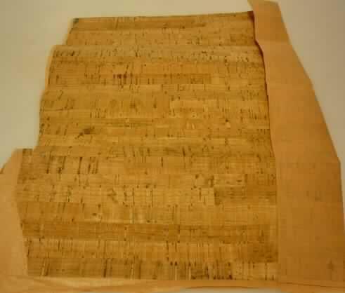 Sog. Plattenware als Bezugsmaterial, nach ergänzenden Angaben des Antragstellers mit den Abmessungen von ca. 60 x 90 cm und ca. 0,5 mm Dicke. Als Schauseite sind flächenbildend Streifen aus ca. 1,2 cm breitem Naturkork auf eine dünne Unterlage aus Spinnstoffgewebe geklebt. Der Kork verleiht der zusammengesetzten Ware auf Grund der Dicke und insbesondere im Hinblick auf die Bedeutung des Stoffes in Bezug auf die Verwendung der Ware den wesentlichen Charakter.

Die Ware ist somit als "Naturkork, entrindet, in Platten, Blättern oder Streifen, von rechteckiger Form" in die Unterposition 4502 0000 00 (TARIC) einzureihen.