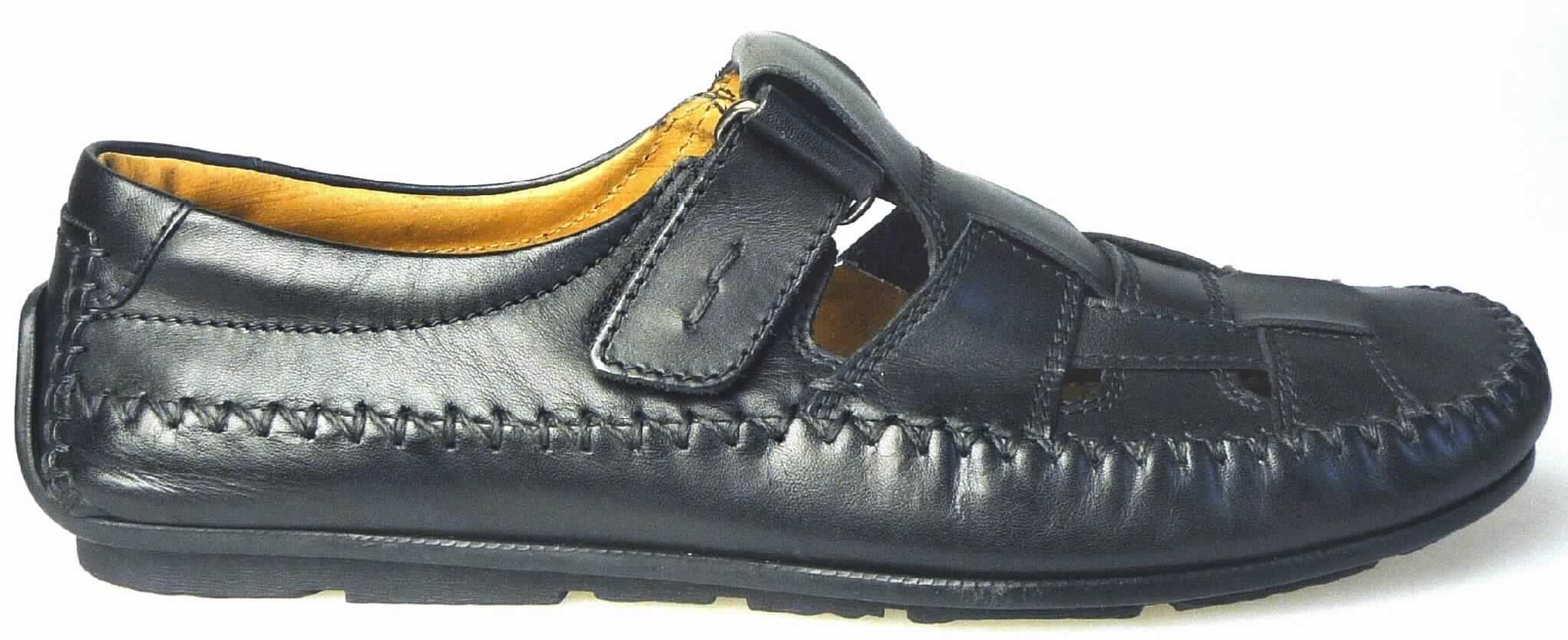Freizeitschuhe (lt. Antrag: "Herrenschuhe", Foto siehe Anlage)
- mit Laufsohlen aus (lt. Antrag) Kunststoff; ohne Hauptsohle aus Holz,
- mit Oberteil (nicht geschlossenes Blatt) aus Leder,
- mit Klettverschluss,
- ohne Metallschutz in der Vorderkappe, 
- nicht den Knöchel bedeckend, 
- mit einer größten Höhe des Absatzes und der Sohle von weniger als 3 cm, 
- mit einer Länge der Innensohle von mehr als 24 cm, 
- für Männer (u. a. weiter Schnitt)

"Schuhe mit Laufsohlen aus Kunststoff und Oberteil aus Leder, andere als in den 
 UPos. 6403 1200 bis 6403 9931 genannt, für Männer"