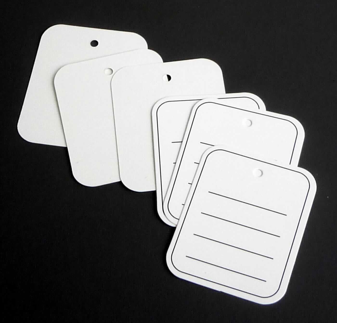 Nach dem vorliegenden Warenmuster handelt es sich um ein etwa 4,0 x 5,0 cm großes Etikett aus weißem Kartonpapier mit abgerundeten Ecken, das einseitig mit vier schwarzen Schreiblinien und einer schwarzen Rahmenlinie bedruckt und am oberen Rand mit einer kreisrunden Lochung (Durchmesser etwa 3 mm) versehen ist. Das Erzeugnis wird zur Preis- und Warenauszeichnung verwendet.

Abbildung siehe Anlage.

500 Etiketten sind in einem mit Produktinformationen bedruckten Pappkarton mit Aufhängevorrichtung mit Eurolochung verpackt.

Derartige Waren gehören als "Etiketten aller Art aus Papier, bedruckt, nicht selbstklebend" zum TARIC-Code 
4821 10 90 00.