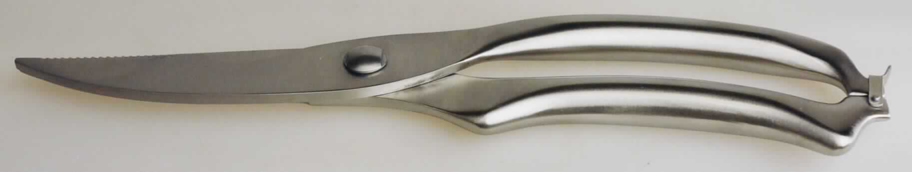 "Geflügelschere"

- mit einer Hand zu betätigende Schere

- vollständig aus Stahl gefertigt

- die beiden Scherenarme bewegen sich um einen Stift, weisen eine Feder auf, die die Arme 
  selbsttätig öffnet und sind am Griffende mit einem Bügelverschluss aus unedlem Metall 
  versehen, der leichtes Öffnen und Schließen mit einer Hand ermöglicht

- in einer Blisterverpackung für den Einzelverkauf aufgemacht

Abbildung siehe Anlage.

Deraertige Erzeugnisse gehören als "Geflügelscheren, mit arbeitendem Teil aus unedlem Metall" in die Codenummer 8201 5000 00 0 des Elektronischen Zolltarifs (EZT).