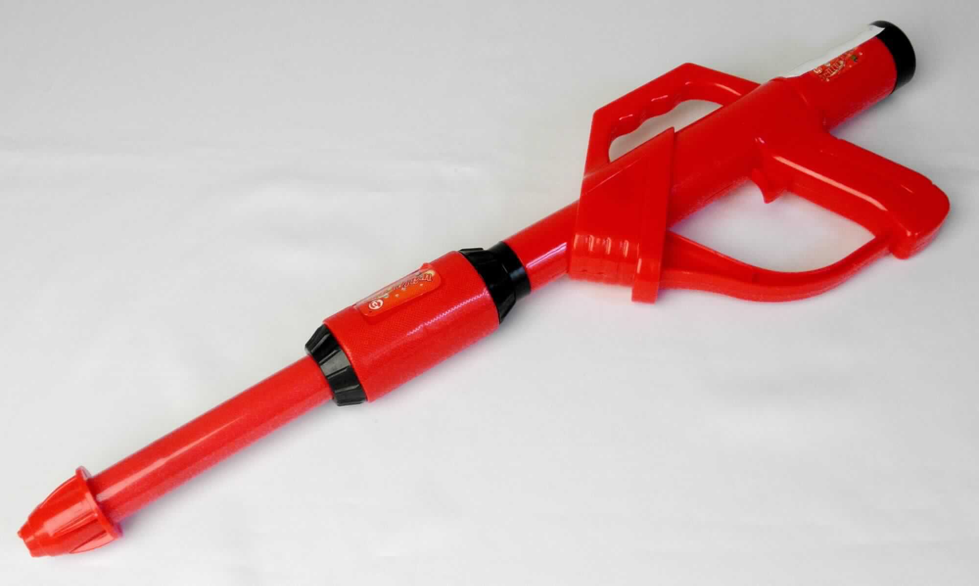 Spielzeug in Form einer ca. 50 cm langen Wasserspritzwaffe (sog. Wassergewehr für PET-Flaschen,
Artikel-Nr. 20441) aus überwiegend rotem und schwarzem Kunststoff, die mit Wasser befüllt werden kann. 
Die Waffe ist zum Anschrauben eines Wassertanks an einer Schmalseite mit einem Gewinde und einer 
kleinen, runden Öffnung ausgestattet. Das Gewinde ist passend für handelsübliche PET-Flaschen (nicht 
Gegenstand der vZTA), die als Wassertank dienen sollen. Durch Herausziehen des Laufes, der innen mit
einem Pumpmechanismus und vorne mit zwei Löchern versehen ist, wird das zuvor eingefüllte Wasser verspritzt. 
Die Ware dient der spielerischen Unterhaltung insbesondere von Kindern.

Zolltarifrechtlich liegt eine "Spielzeugwaffe, nicht aus Holz handgearbeitet" vor.