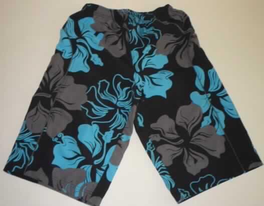 Badehose, sog. Badebermuda Hawaii, Artikel 599-066, Größe 164/170, siehe Foto,
- aus 0,3 mm dicken, bunt bedruckten Geweben aus laut Antrag 100% Polyester
  (synthetische Chemiefasern),
- in der Taille abschließend; mit einem elastischen Taillenbund mit Tunnelzug,
- ohne Öffnung und ohne Verschluss,
- ohne Merkmale, die auf einen bestimmten Trägerkreis hinweisen (unisex),
- unterhalb des Taillenbundes mit einer durch Steppstiche angedeuteten Patte ohne
  Eingriffsmöglichkeit (Verschlussattrappe),
- mit einem netzartigen Innenslip,
- mit Hosenbeinen, die die Knie bedecken (Seitenlänge: 61 cm),
- an den Beinabschlüssen gesäumt,
- kennzeichnet sich nach Material, Schnitt und Ausstattung als Badehose (Badebermuda),
  somit keine lange Hose der Position 6204.