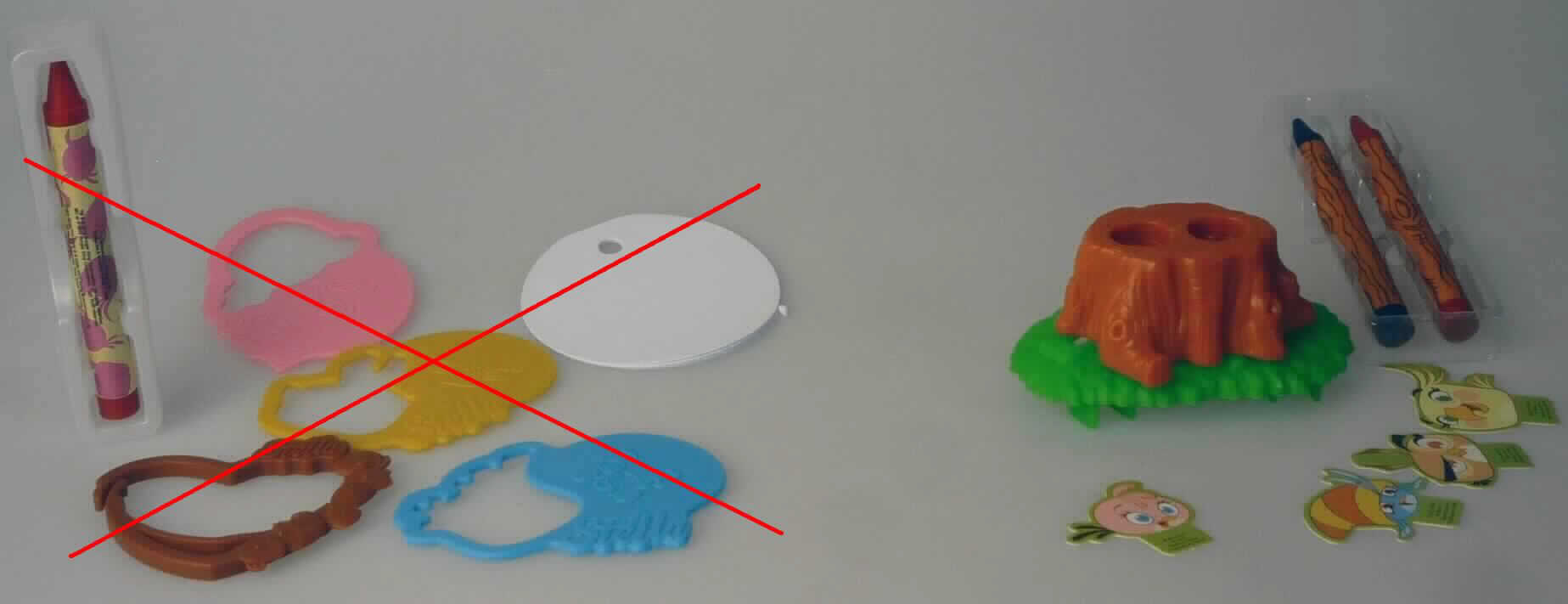 Es handelt sich um eine noch nicht zusammengesetzte Ware, die einen zweistämmigen Baum mit vier in der Baumkrone sitzenden Vögeln darstellt.

Das in einer Kunststofftüte verpackte Erzeugnis besteht aus Kunststoff, Pappe sowie Wachs und stellt sich als eine aus verschiedenen Stoffen zusammengesetzte Ware dar. Da ein charakterbestimmendes Material nicht ermittelbar ist, erfolgt die Einreihung in die letztgenannte Position der in Betracht kommenden Positionen.

Ein Spielzeug liegt aufgrund Gestaltung des Baumes, die keinen spielerischen Unterhaltungswert aufweist, nicht vor. 
Die mögliche Verwendung der beiden in dem Baum enthaltenen Wachsbestandteile als Wachsmalstifte steht der Einreihung in die Position 9602 nicht entgegen. 

Die Ware ist als "geformte oder geschnitzte Ware aus Wachs, nicht handgearbeitet" einzureihen.