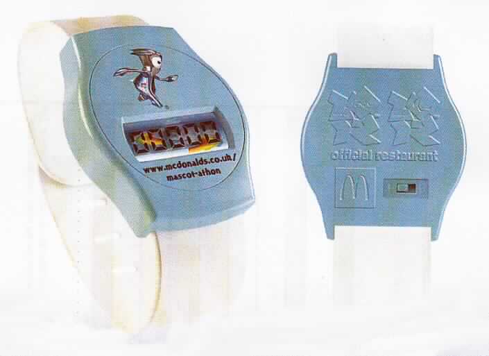 Batteriebetriebener Schrittzähler, sog. Stepometer V 2, im Wesentlichen bestehend aus 
- einem verstellbaren, weißen Armband mit blauen Gehäuse aus Kunststoff (nach Herstellerangaben mit einem Durchmesser von 45 mm),
- einem fünfstelligen Sieben-Segment-LC-Display auf der Gehäusevorderseite,
- einem Ein-/ Ausschalter auf der Rückseite und
- einem integrierten Zählwerk.

Das Gerät wird am Handgelenk getragen, zählt die Armbewegungen und zeigt diese auf dem LC-Display an, wodurch die Anzahl an Schritten nachvollzogen werden kann. Die Ware verfügt weiterhin über einen sog. Sleep Mode, bei welchem das Gerät nach fünfminütiger Inaktivität in den Ruhemodus wechselt. 

Die Ware ist in einem Kunststoffbeutel verpackt.

Das Gerät wird als "Schrittzähler, nicht für zivile Luftfahrzeuge" eingereiht.