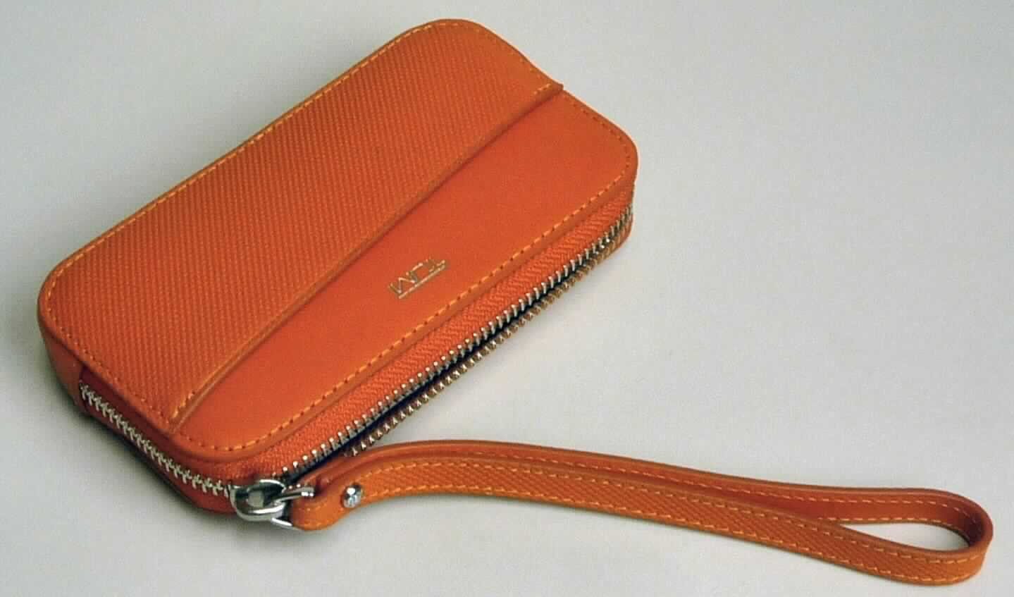 Etuiähnliches Behältnis, sog. Wristlet for I-Phone 5, Art.-Nr. 014432SUN, Abbildung siehe Anlage, 
- mit einer Außenseite aus Leder (teilweise geprägt), 
- mit einer Handgelenkschlaufe, 
- auf beiden Längsseiten jeweils mit einem kleinen Einsteckfach, 
- entlang der Oberseite mit einem Reißverschluss zu öffnen sind, 
- innen mit einem kleinen Einsteckfach, ansonsten ohne weitere Einteilung oder Ausstattung, gefüttert, 
- mit den Abmessungen von ca. 14 (L) x 7,5 (H) x 2,5 (T) cm, 
- zum Transport und der Aufbewahrung u. a. eines Handys bestimmt, 
- keine Hinweise auf Handarbeit.
- verpackt in einer handelsüblichen Verkaufsumschließung.

"Ähnliches Behältnis, anderes als in den Unterpositionen 4202 1110 bis 4202 3900 genannte, mit Außenseite 
 aus Leder, anderes als in den Unterpositionen 4202 9110 genannte, nicht handgearbeitet"