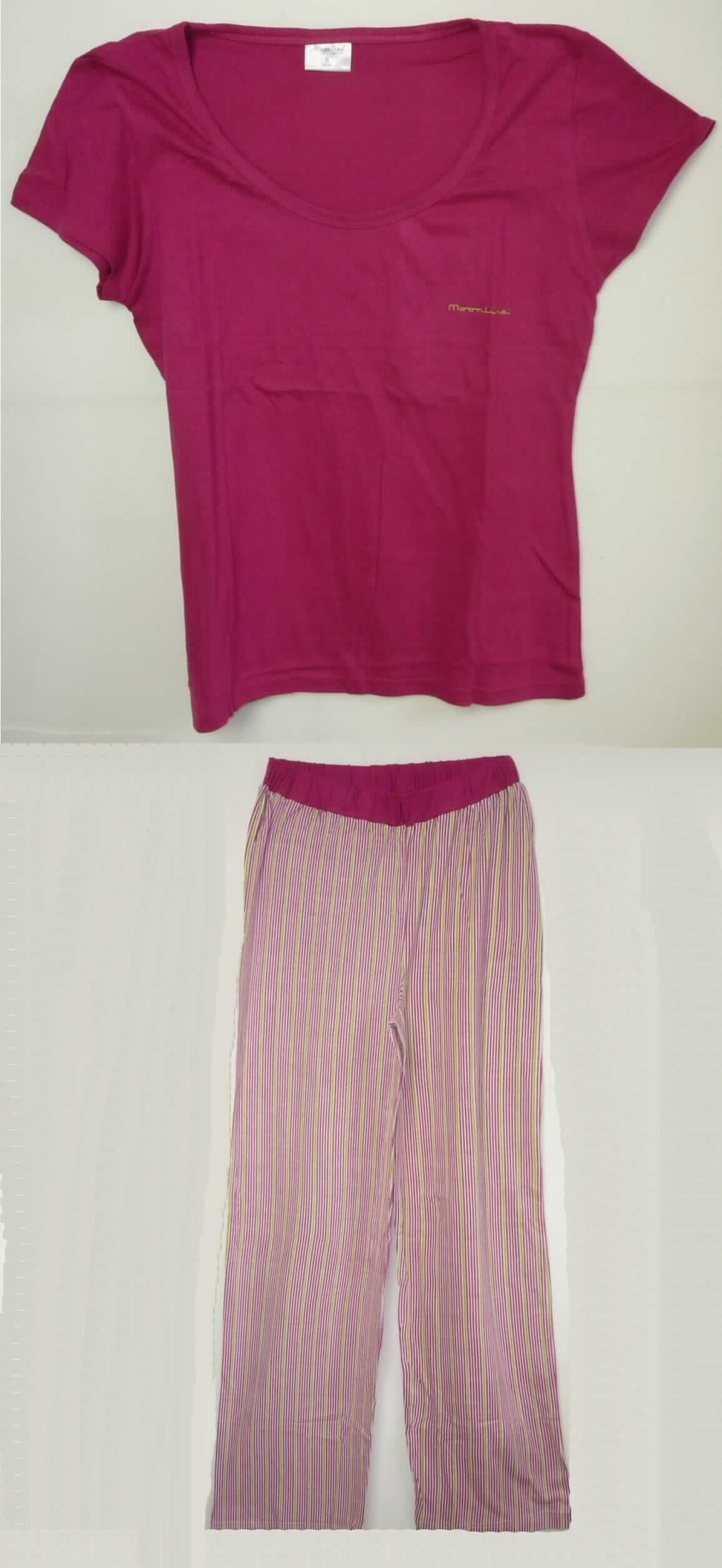 T-Shirt und lange Hose, sog. Damen-Schlafanzug, Größe S, Foto siehe Anlage,
- als zweiteilige Zusammenstellung; kein Schlafanzug, da die Kleidungsstücke nach ihren objektiven Merkmalen 
  (insbesondere Schnitt, Ausstattung und Gesamteindruck) unterschiedslos im Bett oder an anderen Orten 
  getragen werden können und daher nicht dazu bestimmt sind, ausschließlich oder im Wesentlichen als 
  Nachtkleidung im Bett getragen zu werden,
- keine Kombination, u. a. weil ein Kleidungsstück der Position 6109 (hier: T-Shirt) nicht als Bestandteil einer 
  Kombination zugelassen ist,
- T-Shirt:
-- aus ca. 0,5 mm dicken (leichten), einfarbigen Gewirken aus laut Antrag 100 % Baumwolle, 
-- über die Taille reichend (Rückenlänge: ca. 60 cm),
-- mit einem runden, leicht halsfernen Ausschnitt; mit Randeinfassung, 
-- ohne Öffnung und ohne Verschluss,
-- mit kurzen, enganliegenden Ärmeln,
-- vorn mit einem Aufdruck verziert,
-- am unteren Rand durch Umschlagen und Festnähen gesäumt.

"T-Shirt, aus Gewirken, aus Baumwolle"