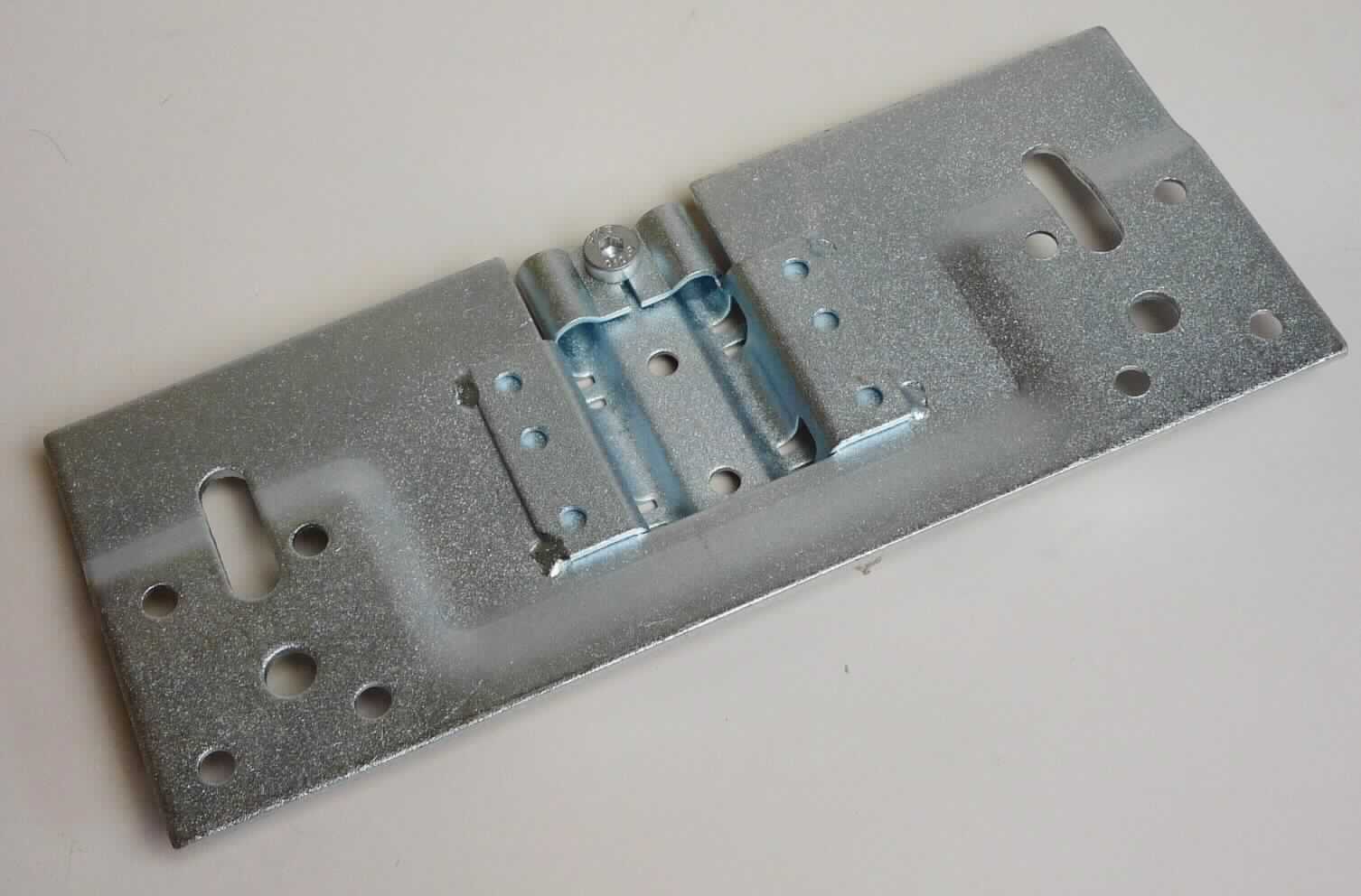 Sog. Bandaufnahme
- rechteckiges, verzinktes Stahlblech (ca. 200 x 80 x groß, 2 mm dick)
- seiner Verwendung entsprechend mit zehn, z. T. angesenkten Bohrungen, zwei Schlitzen, einer 
  rechteckigen Ausnehmung (ca. 60 x 35 mm groß) und einer mäanderartigen Wölbung versehen
- mit einem in die Ausnehmung eingeschweißten, verzinkten Stahlblech mit drei Bohrungen und
  zwei Wölbungen, die z. T. ein zylindrisches Hohlerzeugnis bilden, versehen, die der Aufnahme 
  von entsprechenden Gegenstücken an einem Türblatt dienen
- zum Einlassen und zur Befestigung mittels Schrauben in einer Türzarge
- Verwendung zum Aufhängen von Türen (Antragstellerangaben)

Abbildung siehe Anlage.

Derartige Erzeugnisse gehören als "Baubeschläge aus unedlen Metallen, für Türen" zum 
TARIC-Code 8302 4110 00.