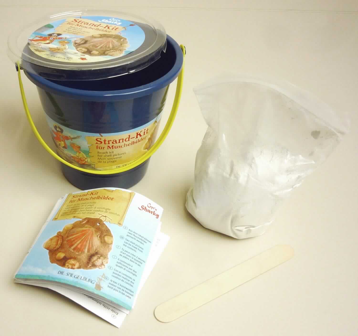 Angaben: 
Strand-Kit für Muschelbilder; Verwendung: Vertiefung in Sandstrand graben, Muscheln und Stock hineindrücken, Gips-Wasser-Mischung (Verhältnis: 2/3 Wasser zu 1/3 Gips) im Eimer mischen und in die Vertiefung geben, glatt streichen, 15 Minuten trocknen lassen und danach fertiges Bild aus der Vertiefung herausnehmen.

Warenbeschreibung: 
Etikettierter blauer Kunststoffeimer mit Deckel und Henkel, gefüllt mit einem Beutel weißen Pulvers, einem Holzspatel und einer Gebrauchsanweisung.

Befund: 
Modelliermasse, auch zur Unterhaltung für Kinder.
Warenzusammenstellung, bei der im Sinne der AV 3b) die Modelliermasse als charakterbestimmend angesehen wird.