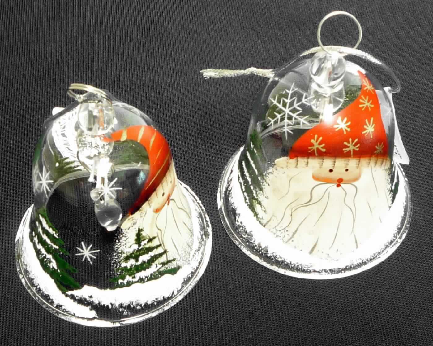 Ziergegenstände aus lampengeblasenem (gesponnenem) Glas, sog. Baumbehang aus Glas (2er Set Glocken),
Foto siehe Anlage,
- jeweils in Form einer Glocke mit einer Höhe und einem Durchmesser von ca. 6 cm,
- - aus einem Körper aus laut Antrag lampengeblasenem Glas; mit unterschiedlichen Weihnachtsmann-Motiven
    und einer Winterlandschaft bemalt; oben mit einer kleinen, runden Öffnung,
- - mit einem Klöppel aus Kunststoff, der an einer Kugel aus Kunststoff, einer elastischen Kordel und zwei kleinen
    Ringen aus unedlem Metall befestigt ist; erzeugt bei Bewegung der Glocke einen deutlich wahrnehmbaren,
    hellen Klang (funktionsfähige Glocke),
- - mit einer Aufhängevorrichtung aus einer silberfarbenen Kordel, die an einem Ring aus unedlem Metall befestigt
    ist; mit einer kleinen Kugel aus Kunststoff verziert,
- nach dem Umfang und dem äußeren Erscheinunsbild (Zierwirkung) verleiht das Glas den Waren ihren wesent-
  lichen Charakter,
- keine Waren des Kapitels 95, da die Waren einen Gebrauchswert als Glocke haben und damit nach ihrer stoff-
  lichen Beschaffenheit einzureihen sind.

"Ziergegenstände aus lampengeblasenem (gesponnenem) Glas"