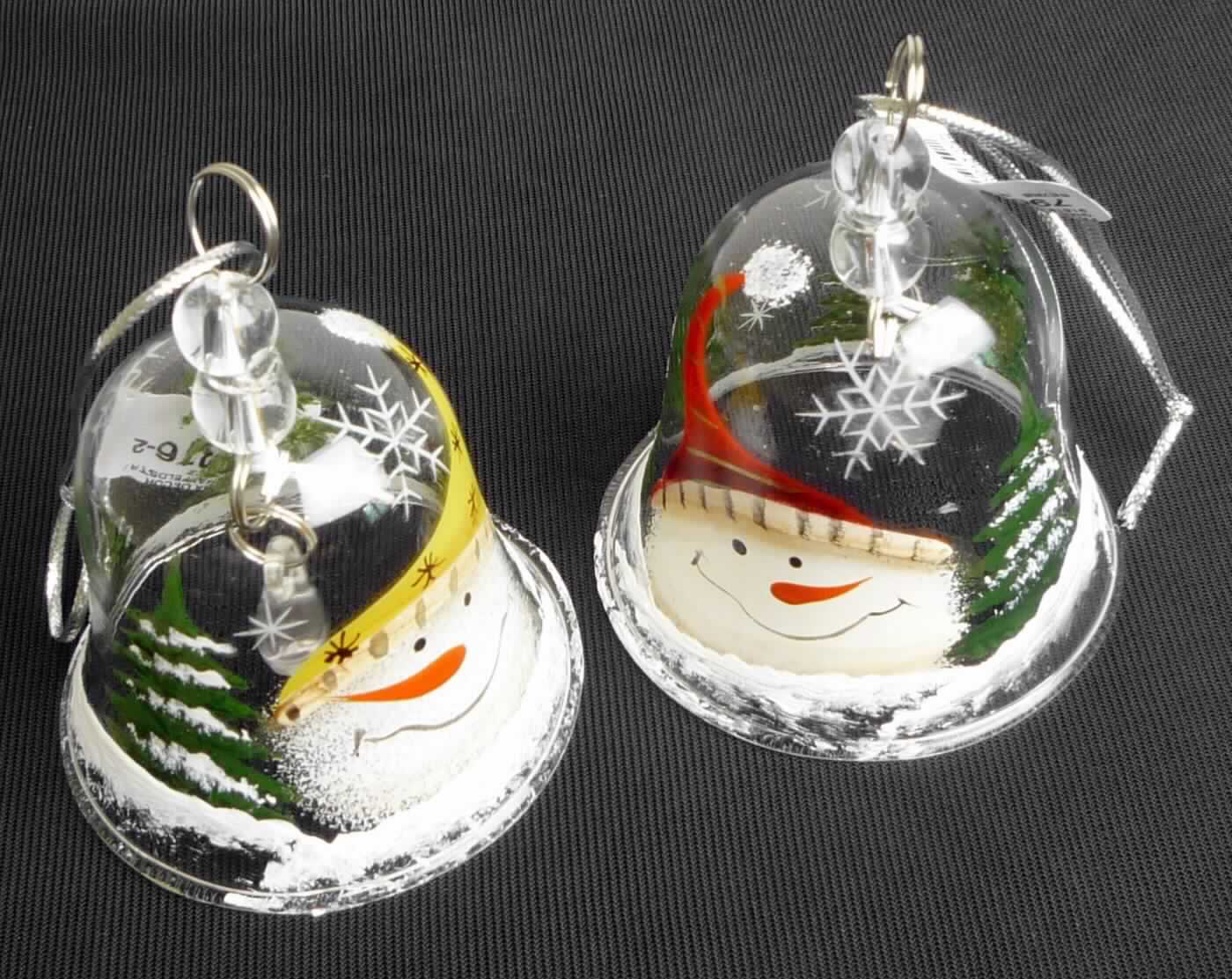 Ziergegenstände aus lampengeblasenem (gesponnenem) Glas, sog. Baumbehang aus Glas (2er Set Glocken),
Foto siehe Anlage,
- jeweils in Form einer Glocke mit einer Höhe und einem Durchmesser von ca. 6 cm,
- - aus einem Körper aus laut Antrag lampengeblasenem Glas; mit unterschiedlichen Schneemann-Motiven und
    einer Winterlandschaft bemalt; oben mit einer kleinen, runden Öffnung,
- - mit einem Klöppel aus Kunststoff, der an einer Kugel aus Kunststoff, einer elastischen Kordel und zwei kleinen
    Ringen aus unedlem Metall befestigt ist; erzeugt bei Bewegung der Glocke einen deutlich wahrnehmbaren,
    hellen Klang (funktionsfähige Glocke),
- - mit einer Aufhängevorrichtung aus einer silberfarbenen Kordel, die an einem Ring aus unedlem Metall befestigt
    ist; mit einer kleinen Kugel aus Kunststoff verziert,
- nach dem Umfang und dem äußeren Erscheinunsbild (Zierwirkung) verleiht das Glas den Waren ihren wesent-
  lichen Charakter,
- keine Waren des Kapitels 95, da die Waren einen Gebrauchswert als Glocke haben und damit nach ihrer stoff-
  lichen Beschaffenheit einzureihen sind.

"Ziergegenstände aus lampengeblasenem (gesponnenem) Glas"