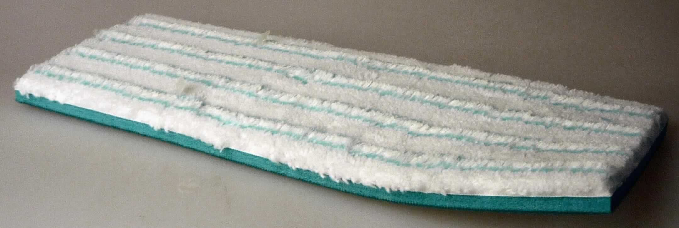 Kettplüsch, sog. Reinigungsaufsatz für Putzsystem Piccobello plus, Art. 56610, Foto siehe Anlage,
- auf einer Pappkarte aufgemacht,
- rechteckig; in den Abmessungen: etwa 26,5 cm x 10 cm x 1,3 cm,
- laut Untersuchungsergebnis dreilagig gearbeitet:
-- Außenseite: 
--- Plüschgewebe (Kettplüsch) der Position 5801 aus synthetischen Chemiefasern,
--- kein Band der Position 5806, da u. a. keine Webkante vorhanden ist,
-- Zwischenlage aus Schaumkunststoff, 
-- Unterseite: 
--- gefärbtes und geschmirgeltes Kettengewirke der Position 6003 aus synthetischen Chemiefasern,
--- keine Elastomergarne oder Kautschukfäden enthaltend,
--- dient als Klettfläche, so dass der Bezug auf den Wischkopf eines Wischers befestigt werden kann,
- die Ränder sind nur geschnitten, somit nicht konfektioniert,
- in Bezug auf die Verwendung (Reinigen) sind das die Außenseite (Wischseite) bildende Plüschgewebe, die 
  Zwischenlage aus Schaumkunststoff (dient der Stabilisierung) und das die Unterseite bildende Kettengewirke als 
  gleichbedeutend anzusehen; insbesondere hinsichtlich des Wertes und des äußeren Erscheinungsbildes verleiht 
  das Plüschgewebe der Ware ihren wesentlichen Charakter, somit keine Ware der Position 6003 oder Kapitel 39.


"Kettplüsch, gewebt, anderer als in den Positionen 5802 und 5806 genannte, aus Chemiefasern"
