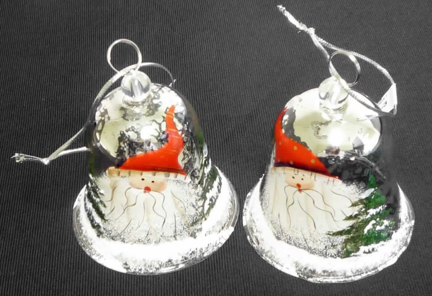 Ziergegenstände aus lampengeblasenem (gesponnenem) Glas, sog. Baumbehang aus Glas (2er Set Glocken),
Foto siehe Anlage,
- jeweils in Form einer Glocke mit einer Höhe und einem Durchmesser von ca. 6 cm,
- - aus einem Körper aus laut Antrag lampengeblasenem Glas; mit unterschiedlichen Weihnachtsmann-Motiven 
    und einer Winterlandschaft bemalt; oben mit einer kleinen, runden Öffnung,
- - mit einem Klöppel aus Kunststoff, der an einer Kugel aus Kunststoff, einer elastischen Kordel und zwei kleinen
    Ringen aus unedlem Metall befestigt ist; erzeugt bei Bewegung der Glocke einen deutlich wahrnehmbaren,
    hellen Klang (funktionsfähige Glocke),
- - mit einer Aufhängevorrichtung aus einer silberfarbenen Kordel, die an einem Ring aus unedlem Metall befestigt
    ist; mit einer kleinen Kugel aus Kunststoff verziert,
- nach dem Umfang und dem äußeren Erscheinunsbild (Zierwirkung) verleiht das Glas den Waren ihren wesent-
  lichen Charakter,
- keine Waren des Kapitels 95, da die Waren einen Gebrauchswert als Glocke haben und damit nach ihrer stoff-
  lichen Beschaffenheit einzureihen sind.

"Ziergegenstände aus lampengeblasenem (gesponnenem) Glas"
