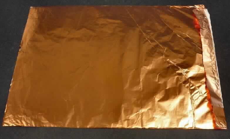 Folie aus Kupfer

Bei der Ware handelt es sich um eine Folie aus raffiniertem Kupfer auf Rollen. Die Folie wird durch Walzen hergestellt und anschließend weichgeglüht. Die Dicke der Folie beträgt 0,01 mm.

Es handelt sich um eine Folie ohne Unterlage aus raffiniertem Kupfer mit einer Dicke von 0,15 mm oder weniger der KN-Unterposition 7410 1100. Eine Laminatfolie aus Graphit und Kupfer liegt nicht vor.