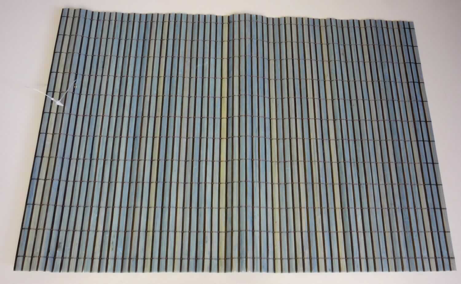 Nach den Antragsangaben und dem vorliegenden Warenmuster handelt es sich bei dem sog. "Bambus Platzset, Art. 288074, Dessin 05" um eine ca. 30 x 43 cm große Matte. Das Erzeugnis besteht charakterverleihend aus biegsamen, ca. 4-5 mm breiten (bläulich gefärbten) und ca. 1 mm breiten (braun gefärbten) Bambusstäbchen(Flechtstoffe im Sinne der Anmerkung 1 zu Kapitel 46), die parallel nebeneinander gelegt und mittels quer laufenden Haltefäden aus Spinnstoffgarnen in Flächenform miteinander verbunden sind.
Die Ware ist als 4er Set in einer Aufmachung für den Einzelverkauf verpackt.

Zolltarifrechtlich handelt es sich bei derartigen Ware um "Flechtstoffwaren, parallel aneinander gefügt, Matten aus pflanzlichen Stoffen, aus Bambus, andere als aus Geflechten oder ähnlichen Waren aus Flechtstoffen".