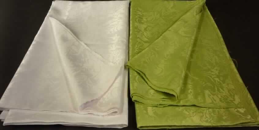 Jacquardgewebe, sog. Tischwäsche Meterware, Marmor, Artikelnummer: 46315 (Farbe: weiß),
Foto siehe Anlage,
- als Meterware, 
- lt. Antrag mit einer Breite von 180 cm,
- lt Untersuchungsergebnis:
-- aus ungezwirnten, nicht hochfesten Garnen aus texturierten, synthetischen Filamenten
   (lt. Antrag: Polyester),
-- weiß gefärbt (optisch aufgehellt).

"Gewebe aus Garnen aus synthetischen Filamenten, anderes als in den Unterpositionen
5407 10 bis 5407 44 genannte, mit einem Anteil an texturierten Polyester-Filamenten
von mehr als 85 GHT, gebleicht, weiß gefärbt"