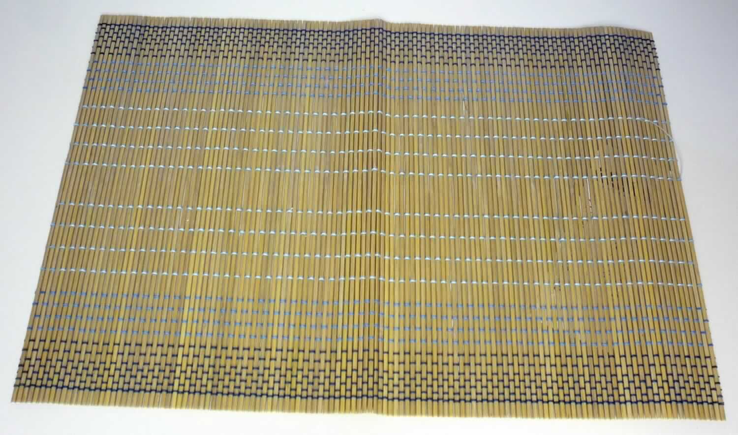 Nach den Antragsangaben und dem vorliegenden Warenmuster handelt es sich bei dem sog. "Bambus Platzset, Art. 288074, Dessin 04" um eine ca. 30 x 43 cm große Matte. Das Erzeugnis besteht charakterverleihend aus biegsamen, ca. 3 mm breiten, beigefarbenen Bambusstäbchen (Flechtstoffe im Sinne der Anmerkung 1 zu Kapitel 46), die parallel nebeneinander gelegt und mittels quer laufenden Haltefäden aus musterbildend verarbeiteten Spinnstoffgarnen (in drei Blautönen) in Flächenform miteinander verbunden sind.
Die Ware ist als 4er Set in einer Aufmachung für den Einzelverkauf verpackt.

Zolltarifrechtlich handelt es sich bei derartigen Ware um "Flechtstoffwaren, parallel aneinander gefügt, Matten aus pflanzlichen Stoffen, aus Bambus, andere als aus Geflechten oder ähnlichen Waren aus Flechtstoffen".