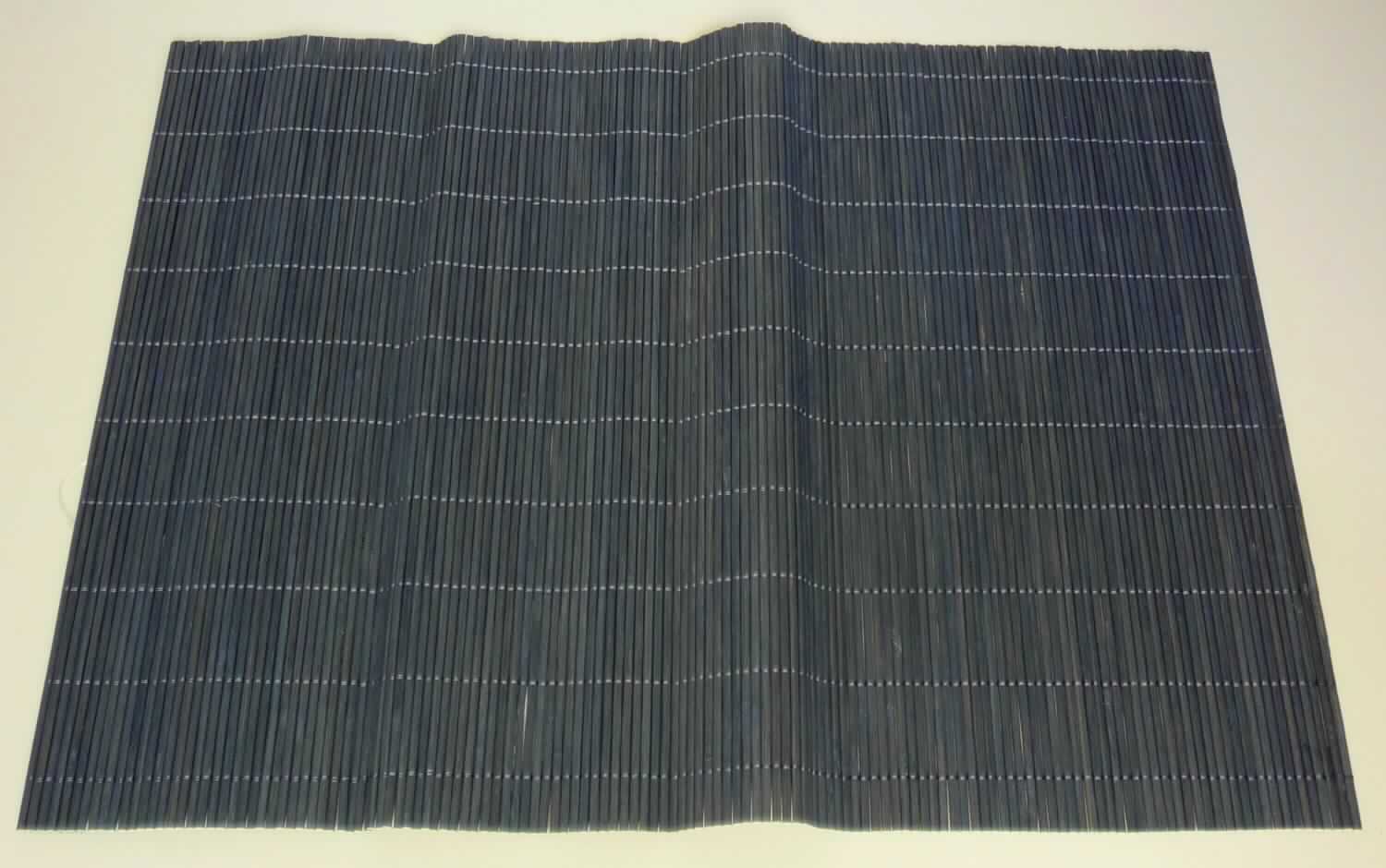 Nach den Antragsangaben und dem vorliegenden Warenmuster handelt es sich bei dem sog. "Bambus Platzset, Art. 288074, Dessin 03" um eine ca. 30 x 43 cm große Matte. Das Erzeugnis besteht charakterverleihend aus biegsamen, ca. 3 mm breiten (dunkelblau gefärbten) Bambusstäbchen (Flechtstoffe im Sinne der Anmerkung 1 zu Kapitel 46), die parallel nebeneinander gelegt und mittels quer laufenden Haltefäden aus Spinnstoffgarnen in Flächenform miteinander verbunden sind.
Die Ware ist als 4er Set in einer Aufmachung für den Einzelverkauf verpackt.

Zolltarifrechtlich handelt es sich bei derartigen Ware um "Flechtstoffwaren, parallel aneinander gefügt, Matten aus pflanzlichen Stoffen, aus Bambus, andere als aus Geflechten oder ähnlichen Waren aus Flechtstoffen".