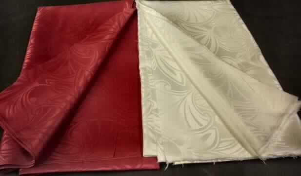 Jacquardgewebe, sog. Tischwäsche Meterware, Calvi, Artikelnummer: 47943 (Farbe: weiß),
Foto siehe Anlage,
- als Meterware, 
- lt. Antrag mit einer Breite von 180 cm,
- lt Untersuchungsergebnis:
-- aus ungezwirnten, nicht hochfesten Garnen aus texturierten, synthetischen Filamenten
   (lt. Antrag: Polyester),
-- weiß gefärbt (optisch aufgehellt).

"Gewebe aus Garnen aus synthetischen Filamenten, anderes als in den Unterpositionen
5407 10 bis 5407 44 genannte, mit einem Anteil an texturierten Polyester-Filamenten
von mehr als 85 GHT, gebleicht, weiß gefärbt"