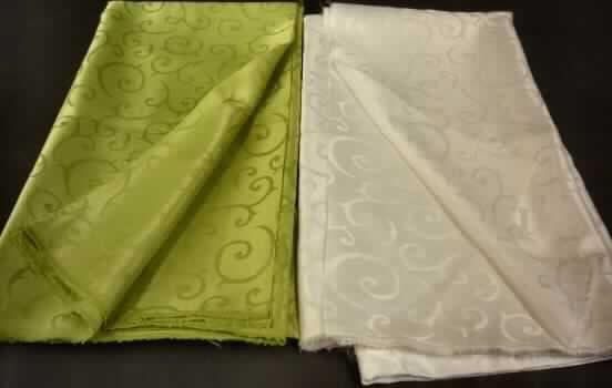 Jacquardgewebe, sog. Tischwäsche Meterware, Mega, Artikelnummer: 46375 (Farbe: weiß),
Foto siehe Anlage,
- als Meterware, 
- lt. Antrag mit einer Breite von 180 cm,
- lt Untersuchungsergebnis:
-- aus ungezwirnten, nicht hochfesten Garnen aus texturierten, synthetischen Filamenten
   (lt. Antrag: Polyester),
-- weiß gefärbt (optisch aufgehellt).

"Gewebe aus Garnen aus synthetischen Filamenten, anderes als in den Unterpositionen
5407 10 bis 5407 44 genannte, mit einem Anteil an texturierten Polyester-Filamenten
von mehr als 85 GHT, gebleicht, weiß gefärbt"