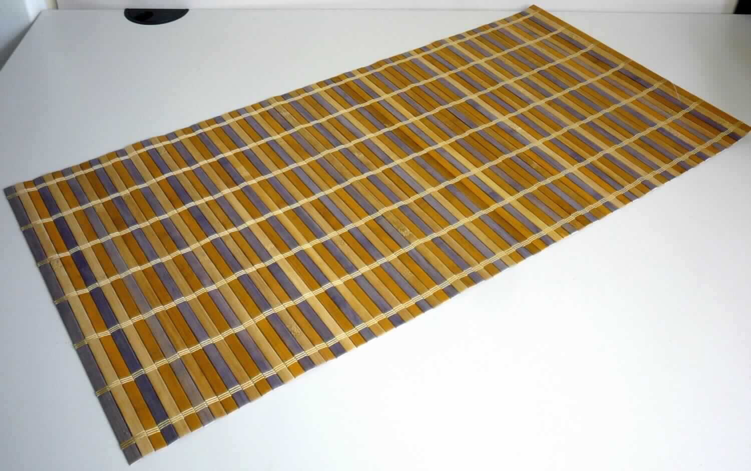 Nach den Antragsangaben und dem vorliegenden Warenmuster handelt es sich bei dem sog. "Bambus Tischläufer, Art. 288074, Dessin 02" um eine ca. 40 x 80 cm große Matte. Das Erzeugnis besteht charakterverleihend aus biegsamen, ca. 1 cm breiten (blauen und beigefarbenen) Bambusstäbchen (Flechtstoffe im Sinne der Anmerkung 1 zu Kapitel 46), die parallel nebeneinander gelegt und mittels quer laufenden Haltefäden aus Spinnstoffgarnen in Flächenform miteinander verbunden sind.
Die Ware ist als 4er Set in einer Aufmachung für den Einzelverkauf verpackt.

Zolltarifrechtlich handelt es sich bei derartigen Ware um "Flechtstoffwaren, parallel aneinander gefügt, Matten aus pflanzlichen Stoffen, aus Bambus, andere als aus Geflechten oder ähnlichen Waren aus Flechtstoffen".