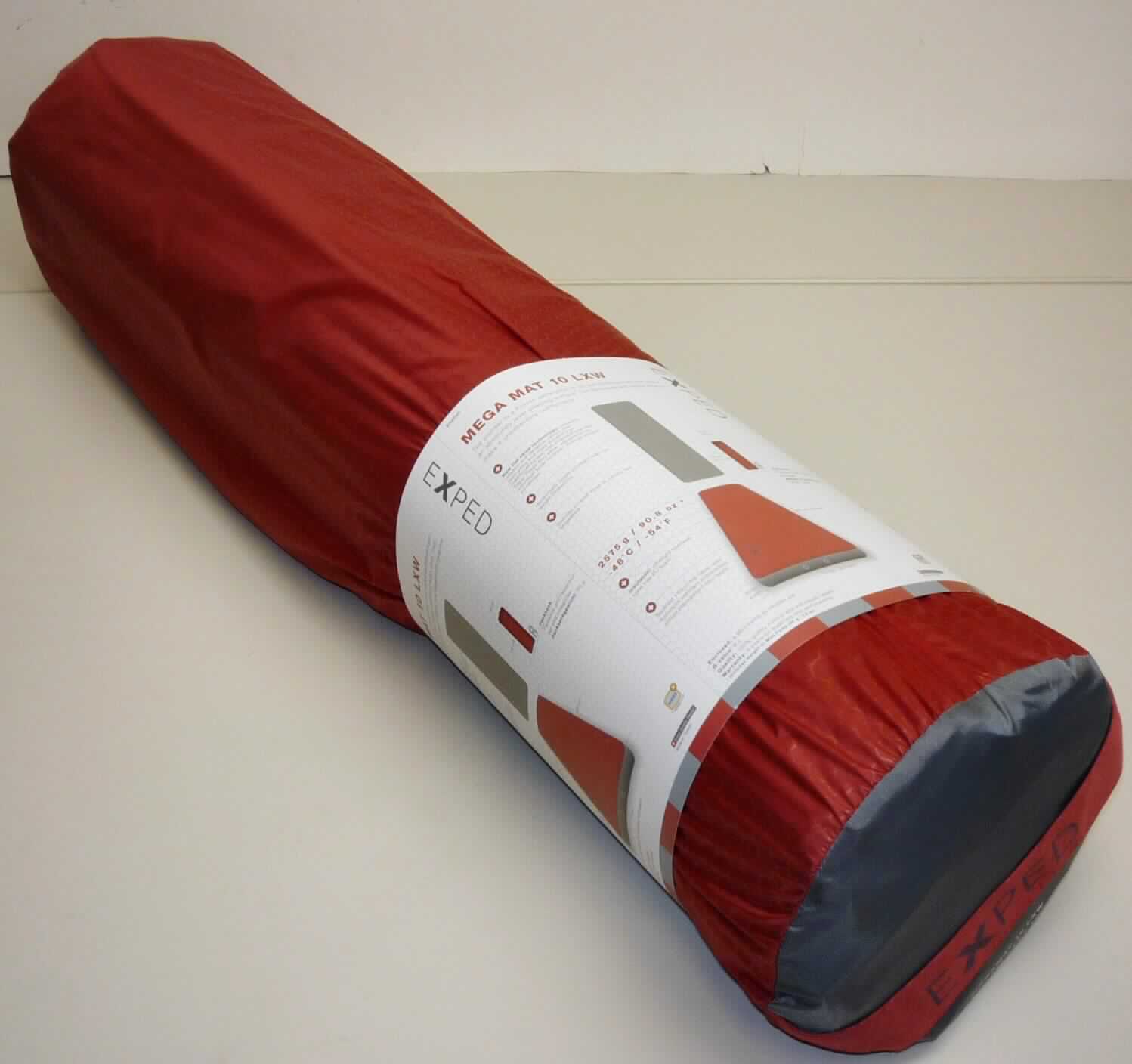 Luftmatratze, Reparaturset und "Luftpumpe", sog. MegaMat 10 10 LXW, Foto siehe Anlage,
- stellt sich als Warenzusammenstellung dar, 
- zur Befriedigung eines speziellen Bedarfs gemeinsam in einem Beutel aus Spinnstoffen mit Zugkordel verpackt
  und mit einer bedruckten Pappbanderole für den Einzelverkauf aufgemacht; mit einer beiliegenden Schlaufe aus
  schmalen Geweben, die geringwertig und im Hinblick auf die Verwendung als unbedeutend zu betrachten ist, sie
  ändert das Wesen der Hauptwaren nicht und ist deshalb wie diese einzureihen,
- Luftmatratze: 
-- annähernd rechteckig, mit abgerundeten Ecken; in den Abmessungen: ca. 195 cm x 80 cm x 10 cm,
-- Oberseite aus ca. 0,3 mm dicken Gewirken, Unterseite aus etwa 0,2 mm dicken Geweben; jeweils aus synthe-
   tischen Chemiefasern (laut Antrag Polyester) und auf der Innenseite mit dem Auge wahrnehmbar mit Kunststoff
   (laut Antrag Polyurethan; kein Zellkunststoff) bestrichen (Meterwaren der Position 5903); an den Rändern mitei-
   nander verschweißt (u. a. dadurch konfektioniert),
-- mit einer Zwischenlage aus Schaumkunststoff,
-- mit zwei Kunststoffventilen ausgestattet (eines zum Aufblasen, eines zum Ablassen der Luft),
-- ist als aufblasbare Matratze vom Warenkreis des Kapitels 94 ausgeschlossen,
-- erfüllt als Luftmatratze aus Spinnstoffen die Voraussetzungen zur Einreihung als Campingartikel,
- Reparaturset:
-- gemeinsam in einem Polybeutel verpackt, bestehend aus:
--- einer Reparaturanleitung,
--- acht Flicken (vier aus Gewirken, vier aus Geweben), davon vier in der Mitte kreisrund perforiert; alle auf der 
    Rückseite mit Kleber bestrichen und mit Abdeckpapier versehen,
--- einer Tube mit Klebstoff,
- "Luftpumpe":
-- in der Art eines "tropfenförmigen" Blasebalgs gearbeitet,
-- mit einem zylinderförmigen Körper aus Schaumkunststoff; in der Mitte mit einer Lufteinlassöffnung versehenen,
-- mit einer "Hülle" aus Spinnstoffen (Oberseite und Unterseite aus den gleichen Materialien, aus denen die  Luft-
   matratze besteht (Gewirke und Gewebe der Position 5903)),
-- auf der Oberseite der "Hülle" mit einem Loch, das das Einströmen der Luft ermöglicht,
-- am schmalen Ende der "Hülle" mit einem Loch, das die Abgabe der Luft ermöglicht,
-- von Hand zu betätigen; dient dem Aufpumpen der Luftmatratze,
- insbesondere im Hinblick auf die Verwendung bestimmt die Luftmatratze gegenüber dem Reparaturset und der
  "Luftpumpe" den Charakter der Warenzusammenstellung.

"Campingausrüstung (Luftmatratze) aus Spinnstoffen"