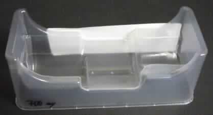Es handelt sich um ein Transport- oder Verpackungsmittel in Form einer Einlage für Pappschachteln (Tiefzieheinsatz) aus klarsichtigen Kunststoffen im Sinne der Anmerkung 1 zu Kapitel 39. 

Die speziell geformte Ware (Länge: ca. 10,9 cm, Breite: ca. 4,8 cm) dient der passgenauen Aufnahme von Kosmetikartikeln.