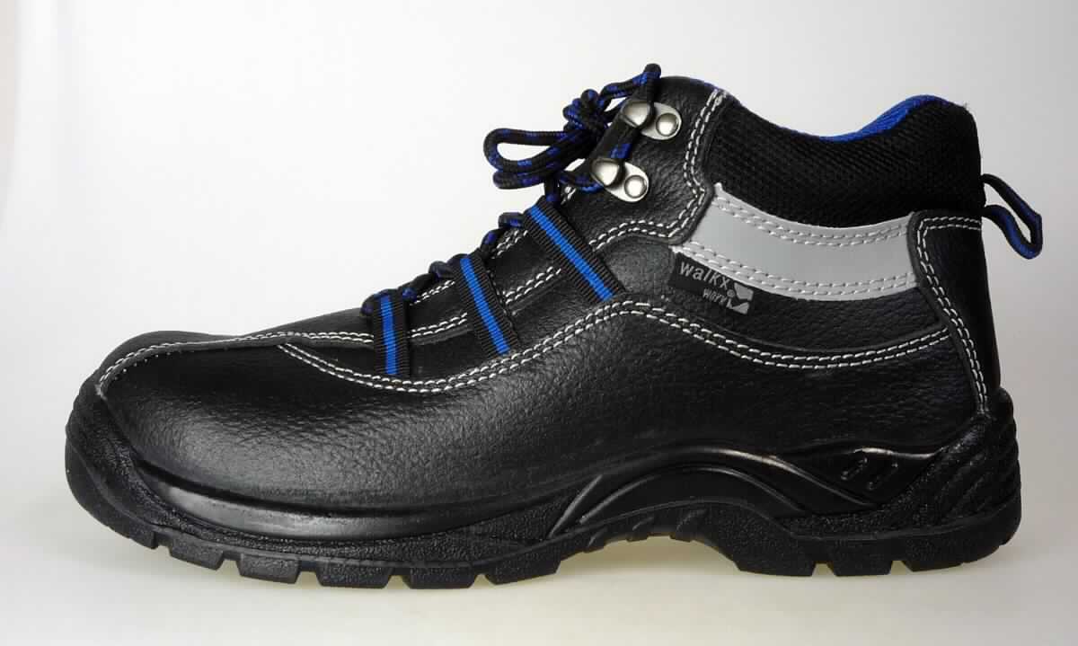 Sicherheitsschuhe (lt. Antrag: "Herren Sicherheitsstiefel; Art. 384175 (schwarz/blau)", Foto siehe Anlage)
- mit Laufsohlen aus (lt. Antrag) Kunststoff,
- mit knöchelbedeckendem Oberteil aus Leder (den größten Teil der Außenfläche bildend), Kunststoff 
  (Spinnstoff mit einer mit bloßem Auge wahrnehmbaren Außenschicht aus Kunststoff) und Spinnstoff,
- mit Schnürsenkelverschluss und Metallhaken,
- mit einem Metallschutz in der Vorderkappe

"Schuhe mit Laufsohlen aus Kunststoff und Oberteil aus Leder, andere als in den UPos. 6403 1200 bis 
 6403 2000 genannt, mit einem Metallschutz in der Vorderkappe"